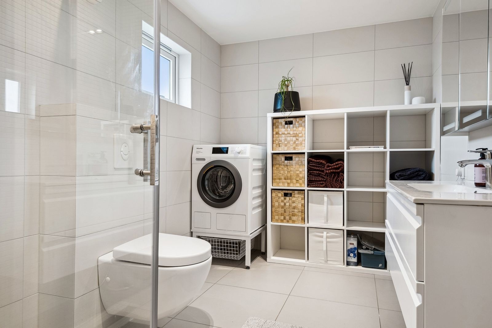 Bad i hovedetasje med vaskemaskin, dusj, toalett, servant og oppbevaring Galleribilde