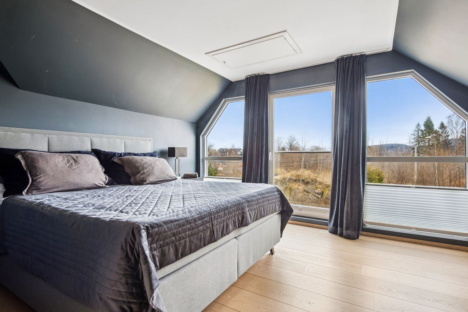 Hovedsoverom med store vinduer Galleribilde