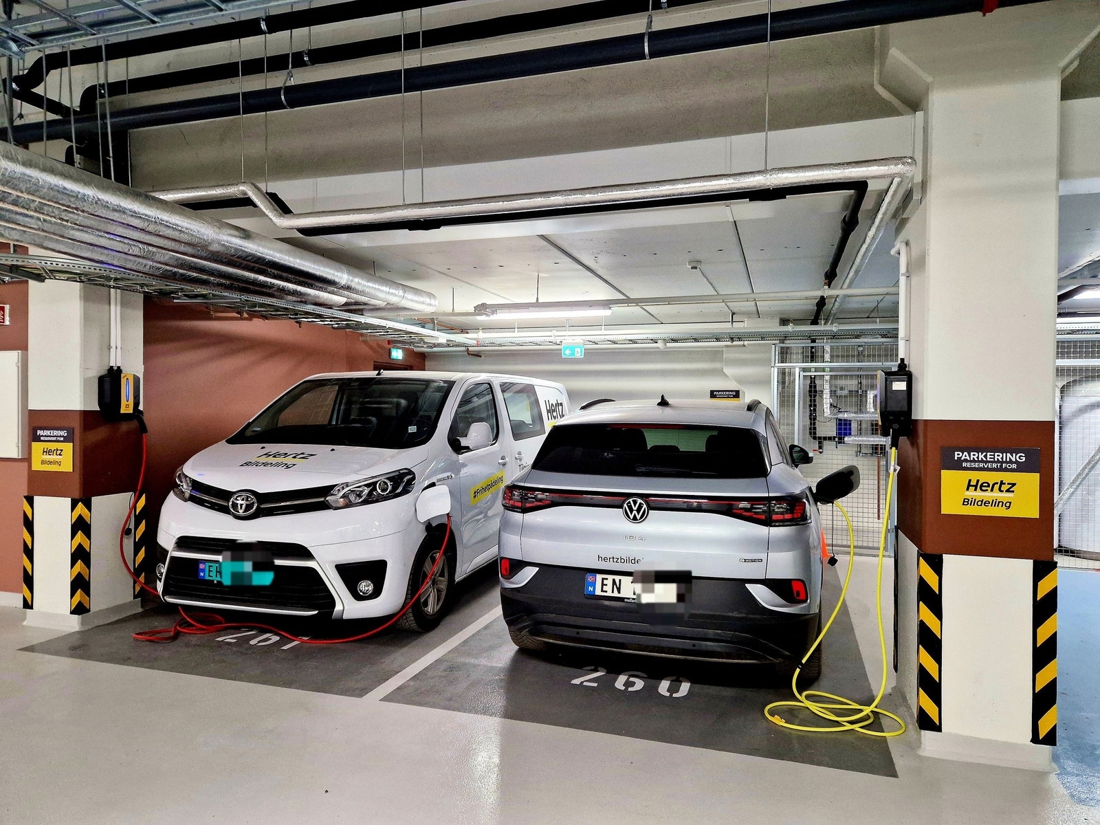 Med bildelingstjeneste fra Hertz i kjelleren trenger du ikke egen bil. Men om du ønsker kan garasjeplass leies. Galleribilde