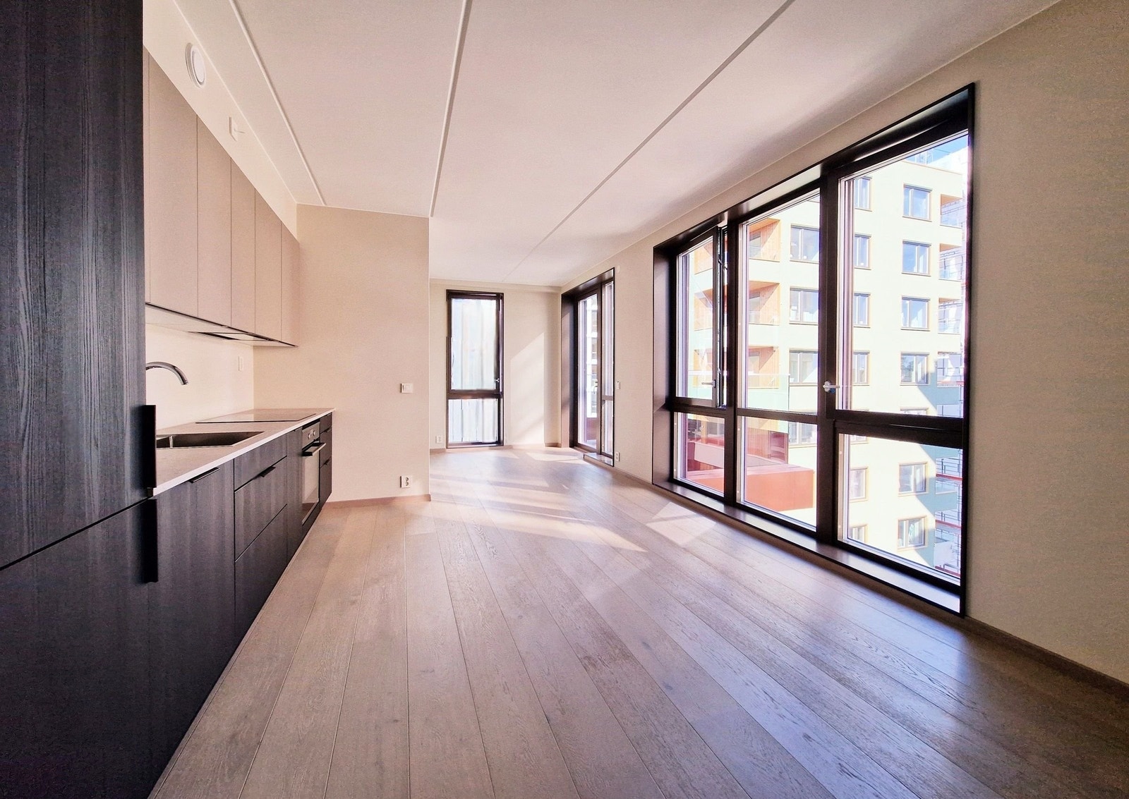 Stue/kjøkken med store vinduer og fine detaljer Galleribilde