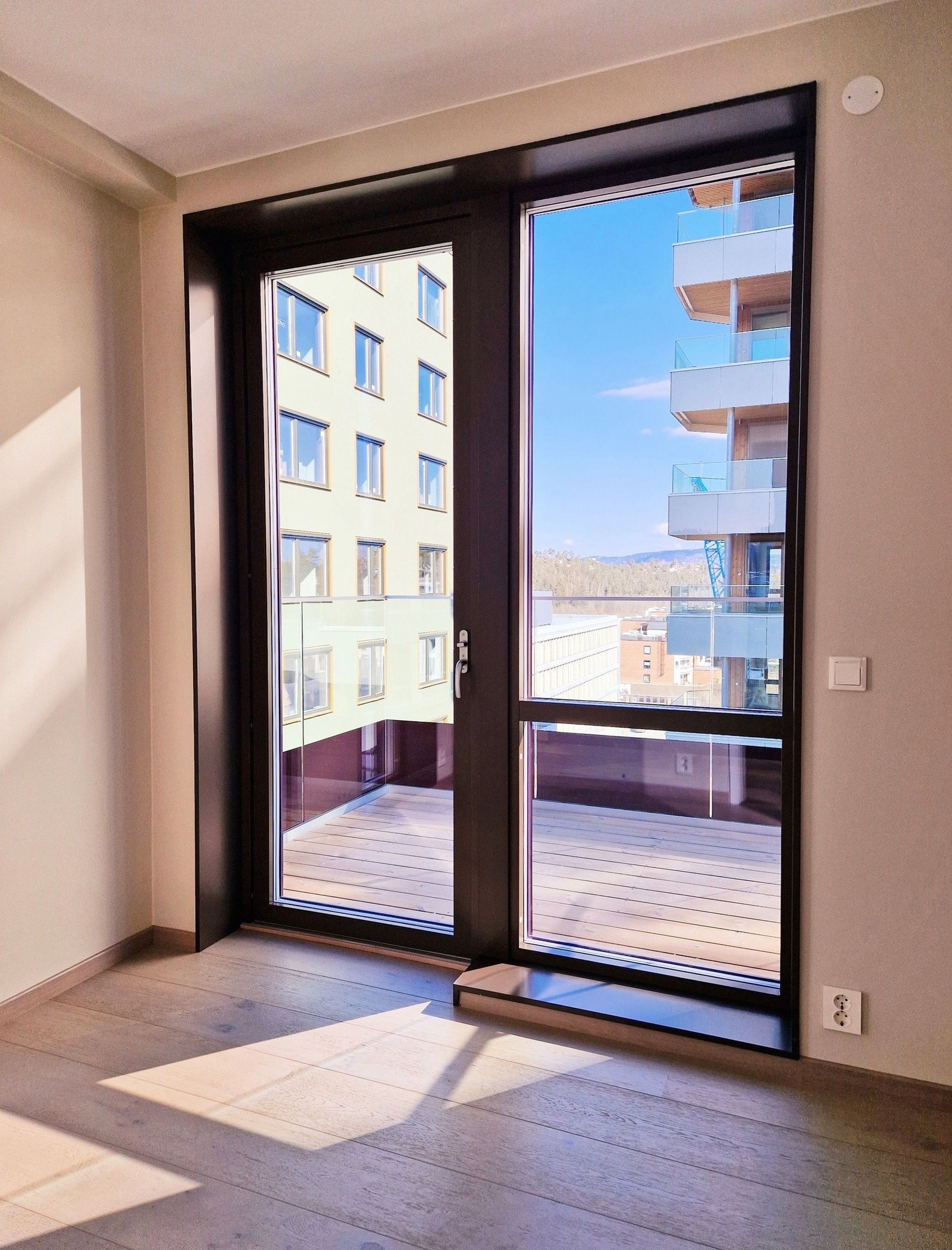 Store balkongdører slipper inn mye lys Galleribilde
