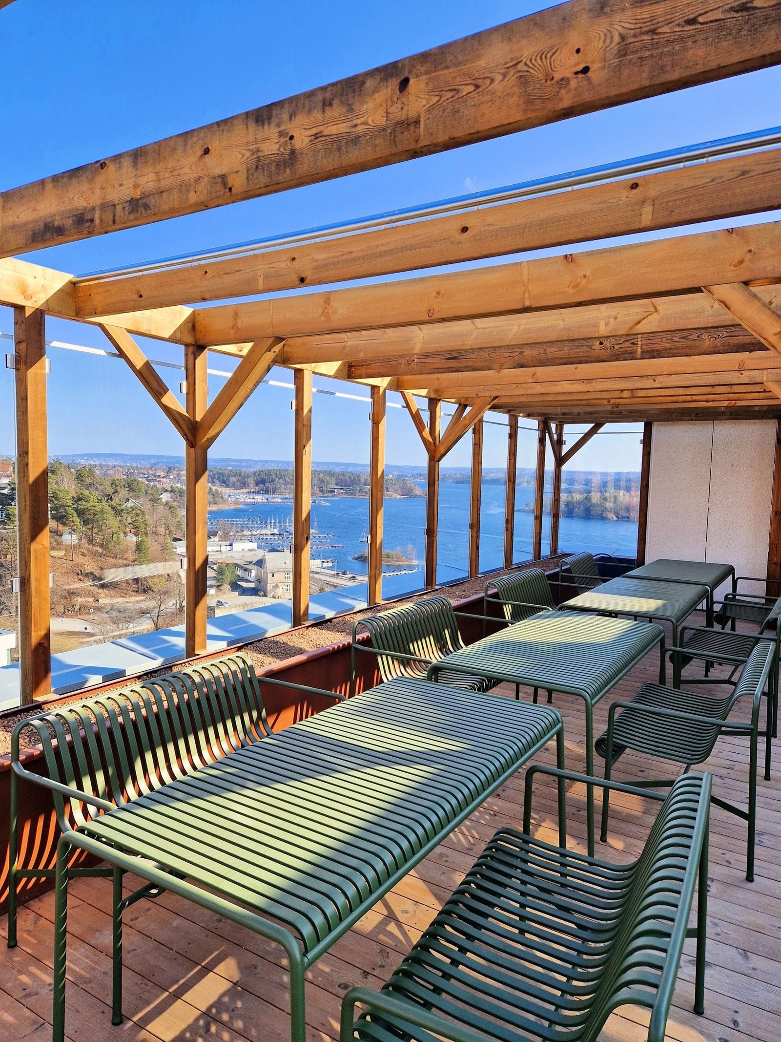 Takterrassen har pergola og flere sitteplasser Galleribilde