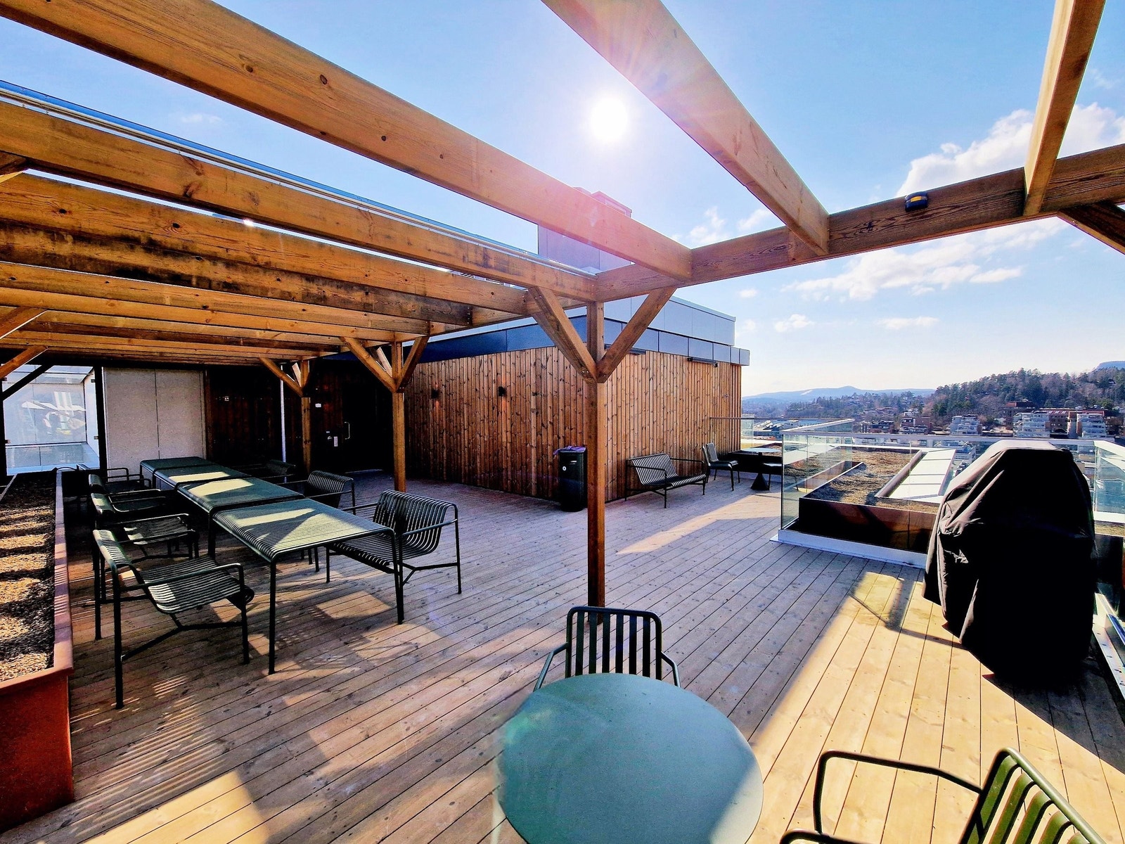 På takterrassen kan du grille og nyte solnedgangen over Sandvika Galleribilde