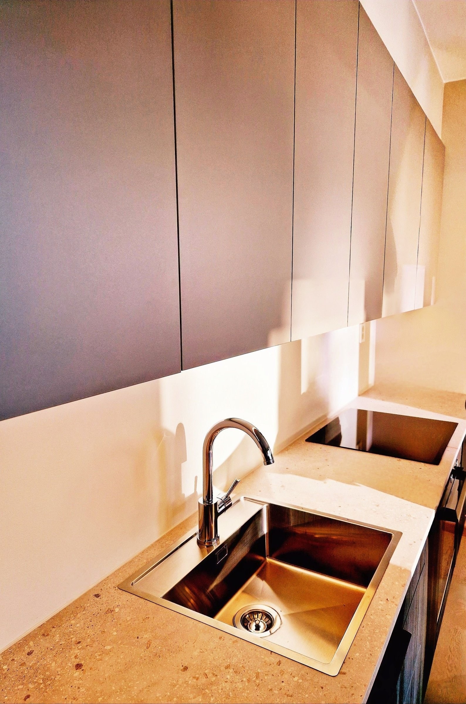 Detalj fra kjøkken. Stor kum og induksjonstopp Galleribilde