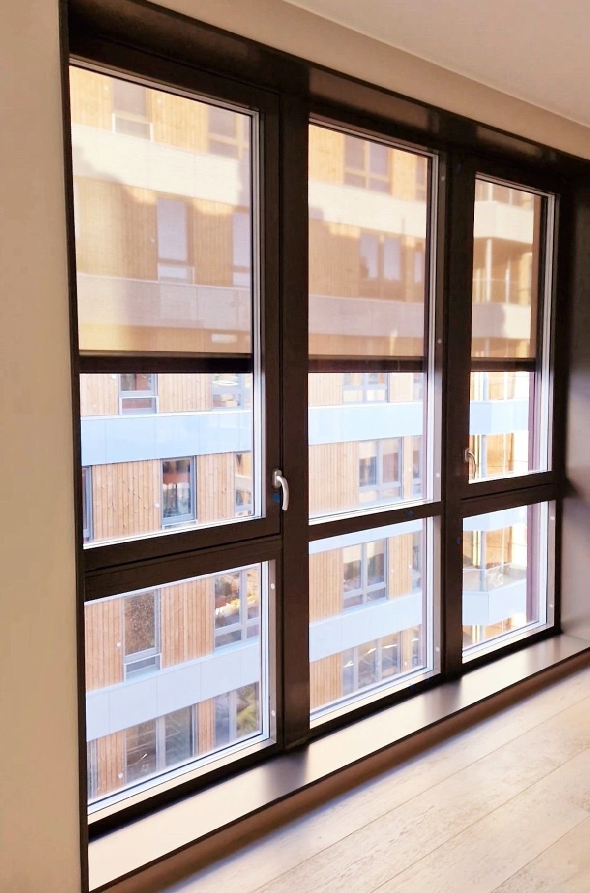 Store vinduer gir mye lys inn i leiligheten. Alle vinduer har solavskjerming Galleribilde