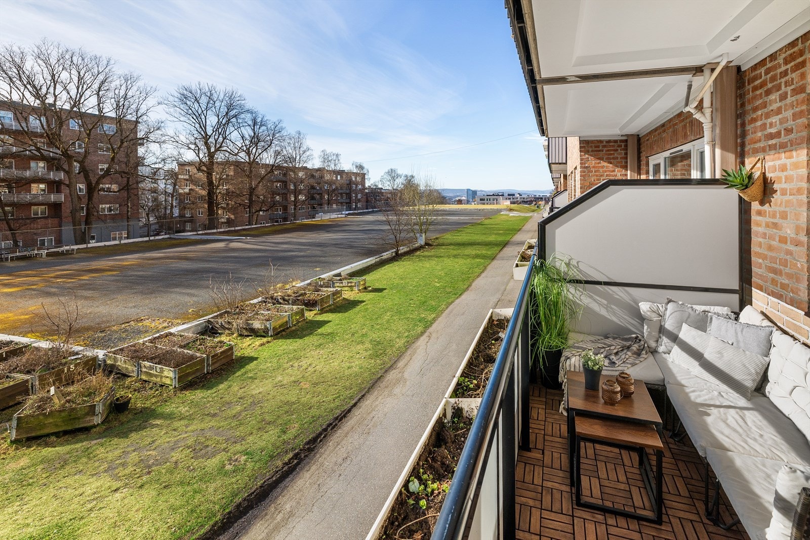 Overbygget og usjenert med plass til utemøblement og beplantning Galleribilde