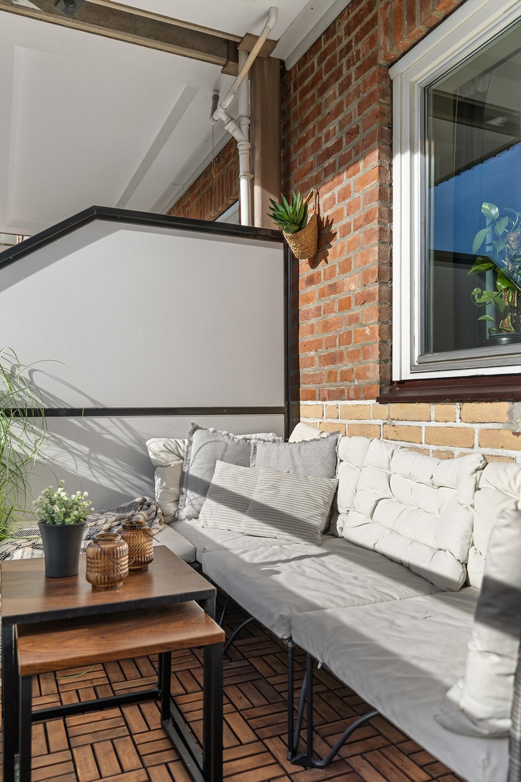 I 2024 ble gulvet på terrassen slipt ned og lakkert Galleribilde