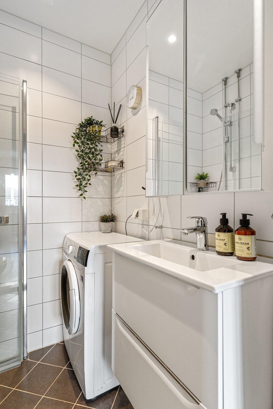 På badet er det plass og opplegg for vaskemaskin Galleribilde