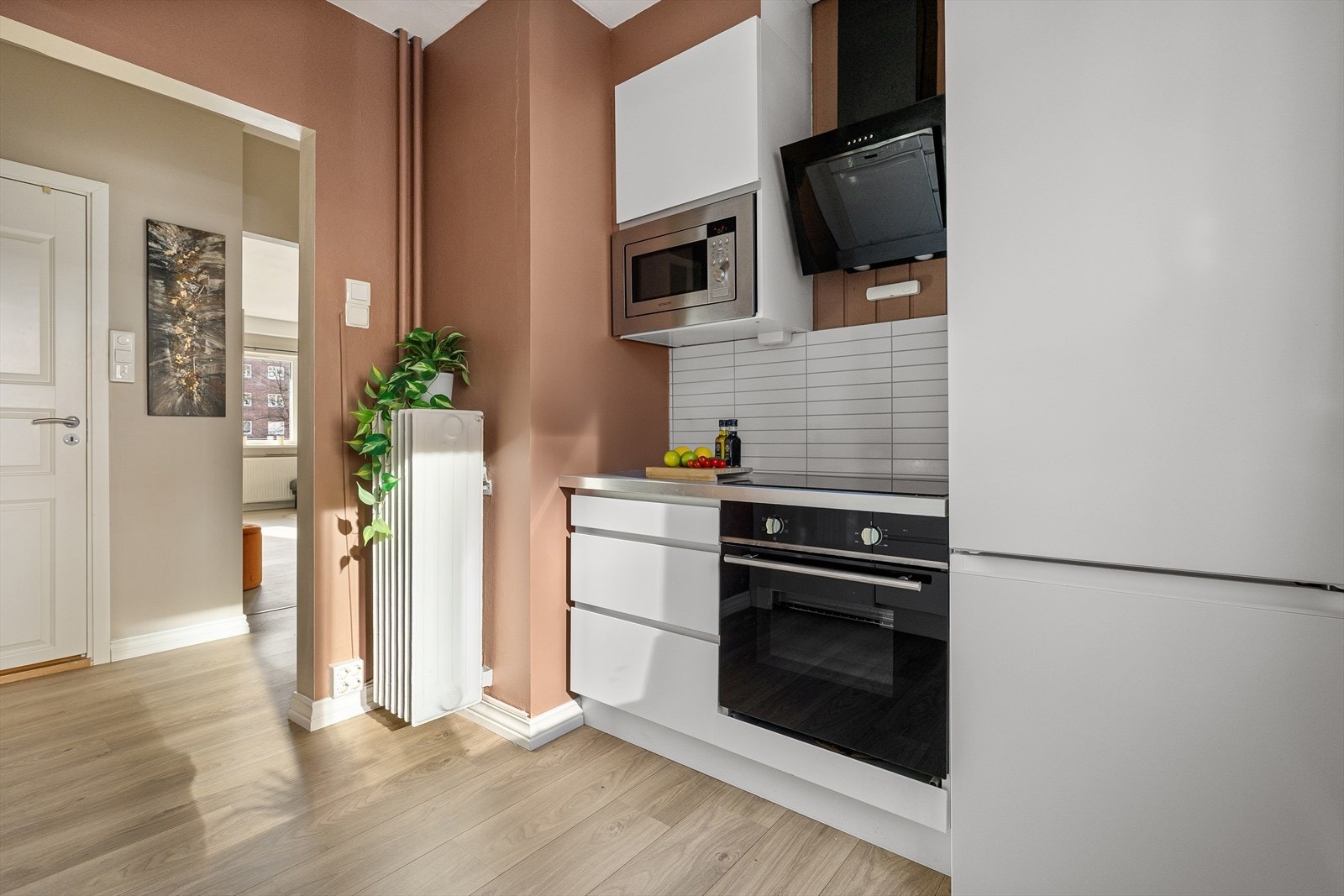 Stekeovn, oppvaskmaskin og mikrobølgeovn er integrert/medfølger Galleribilde