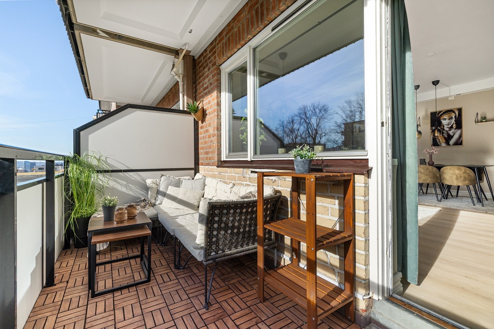 Fra stuen er det utgang til en sørøstvendt balkong på ca. 6,7 kvm. med gode solforhold og flott utsikt Galleribilde