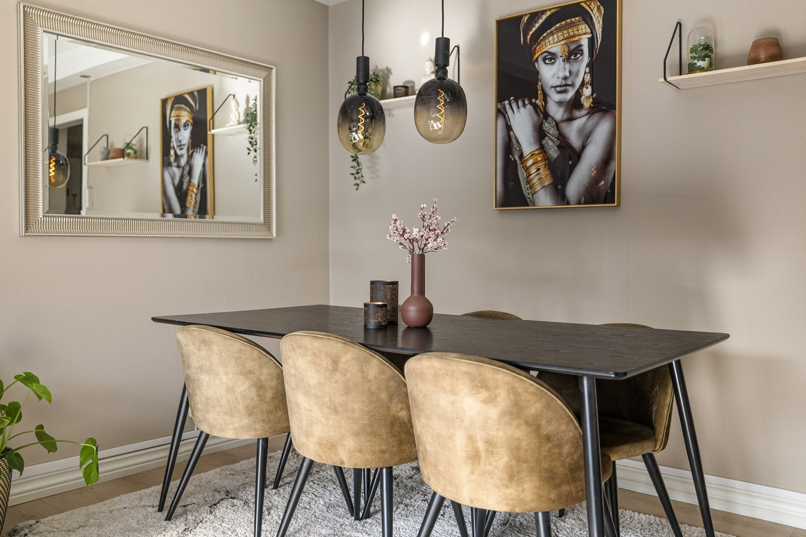 Veggflatene i leiligheten ble sist malt i 2022. Samme år ble det montert spotter i himling Galleribilde