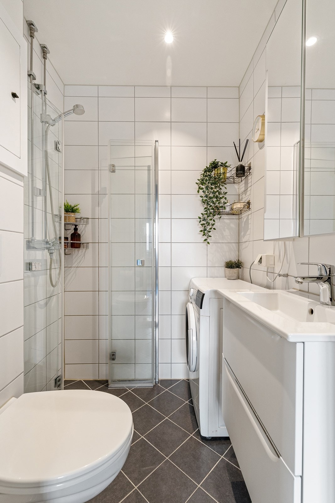 Helfliset bad fra 2019 med varmekabler i gulv og downlights i himling Galleribilde