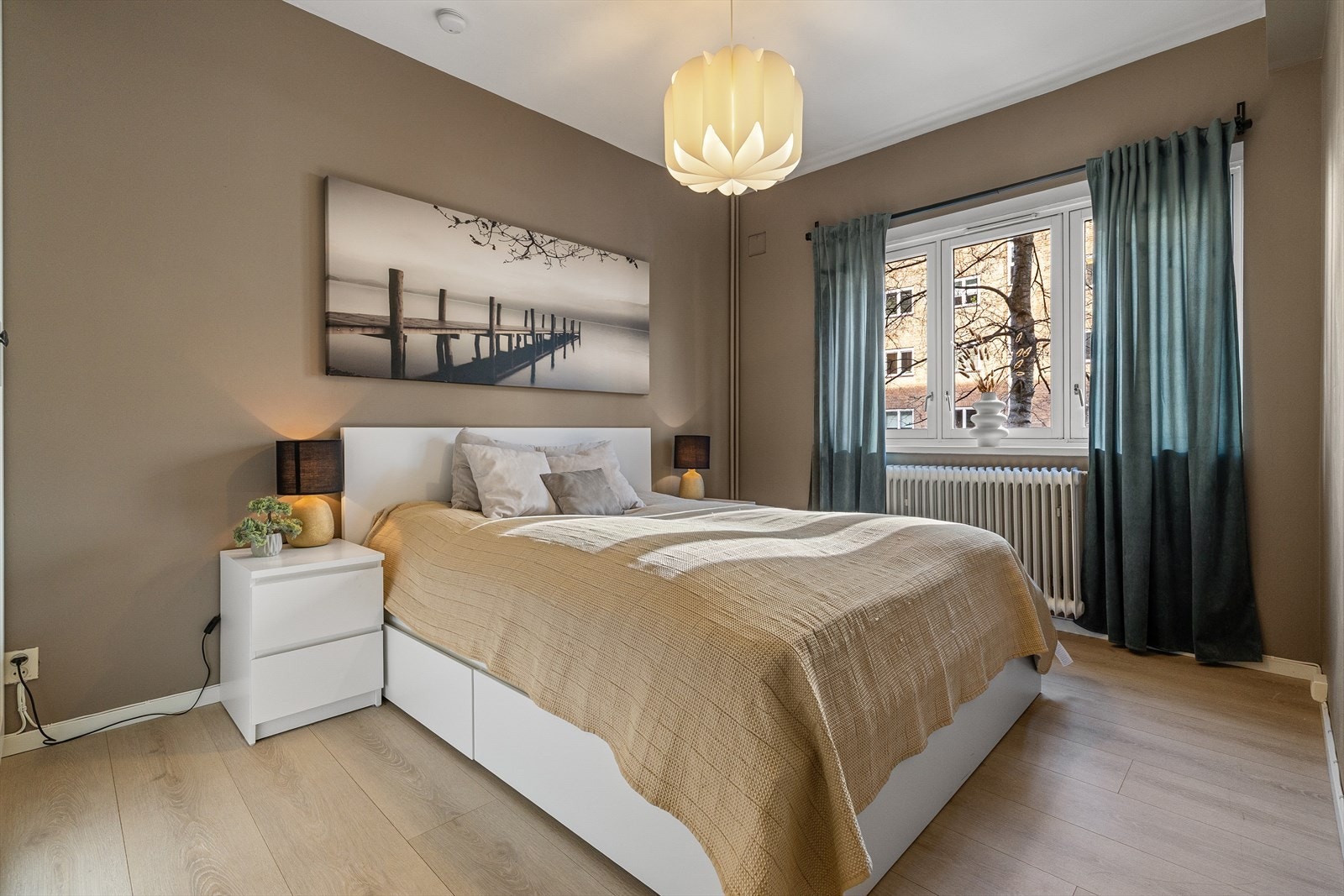 Romslig soverom med god takhøyde, store vindusflater og masse lys Galleribilde