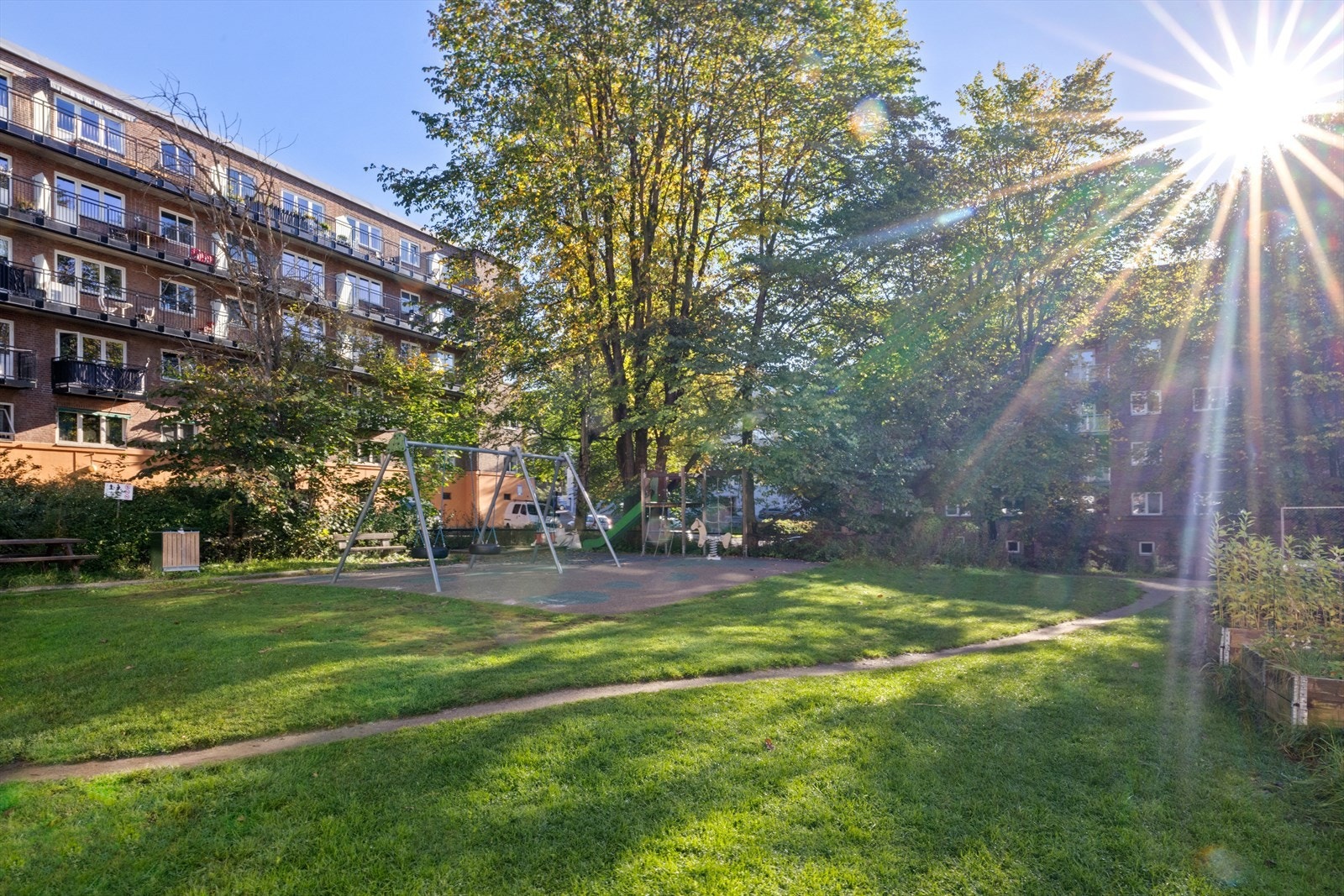 Velstelte fellesarealer, pent opparbeidet med gressplen og variert beplantning. Internveier er asfaltert Galleribilde