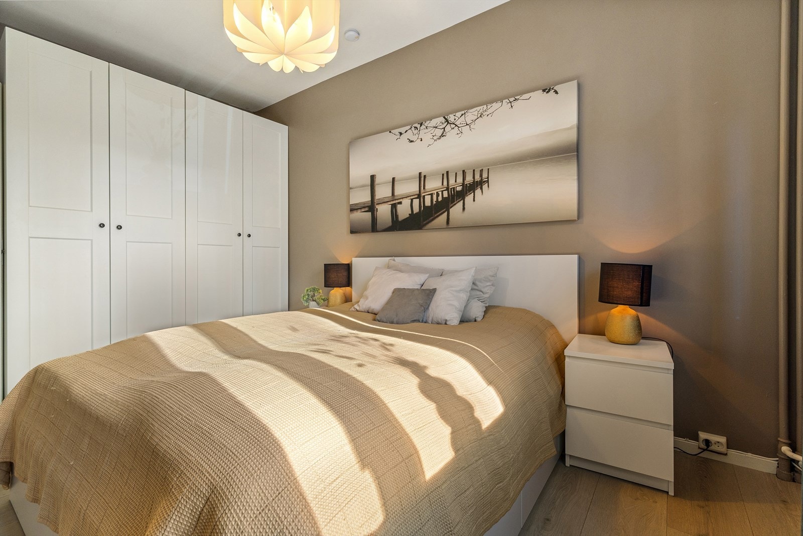 Gode oppbevaringsmuligheter i garderobeskap Galleribilde