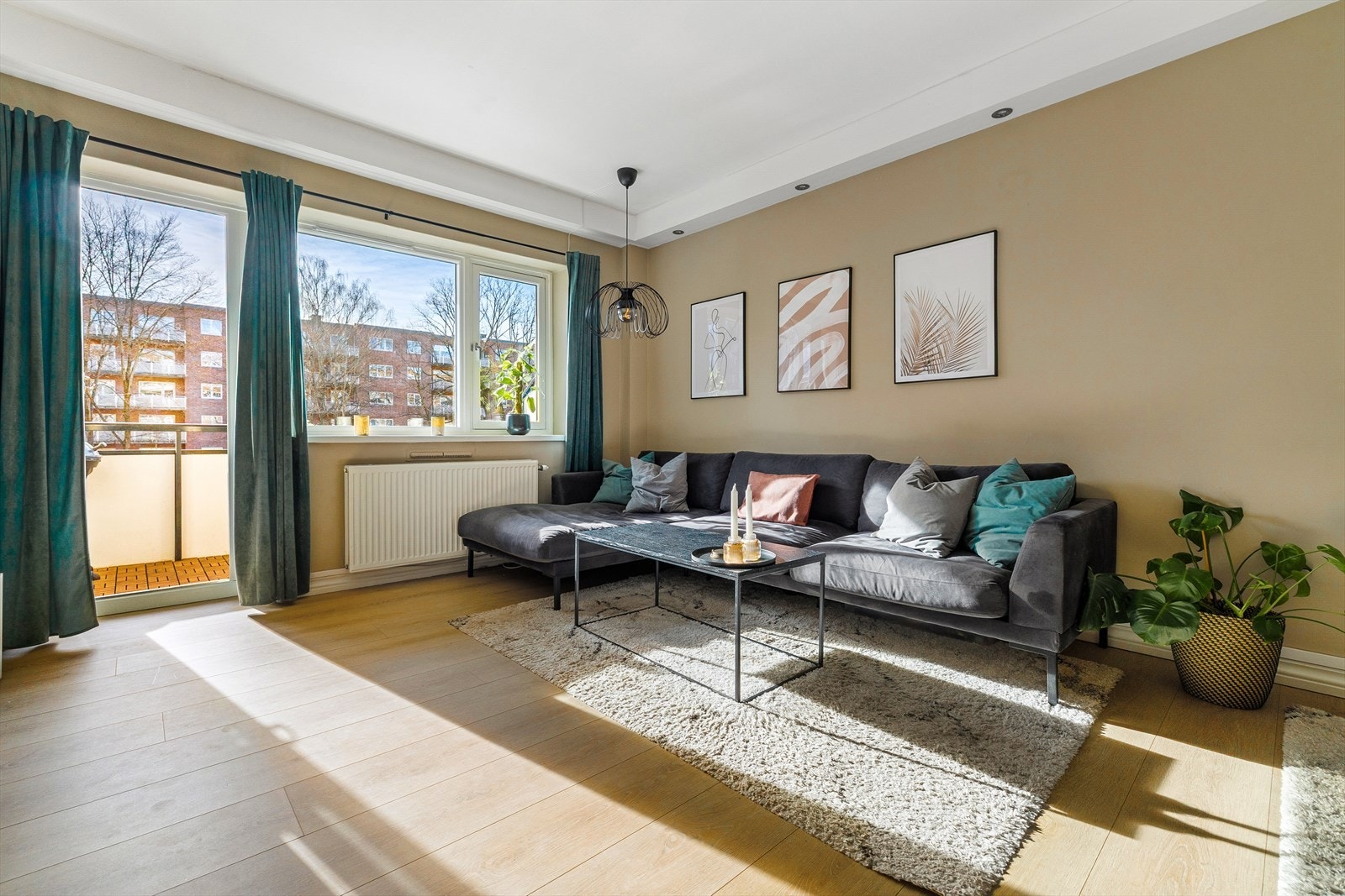 Usjenert og tilbaketrukket med store vindusflater og gode lysforhold Galleribilde