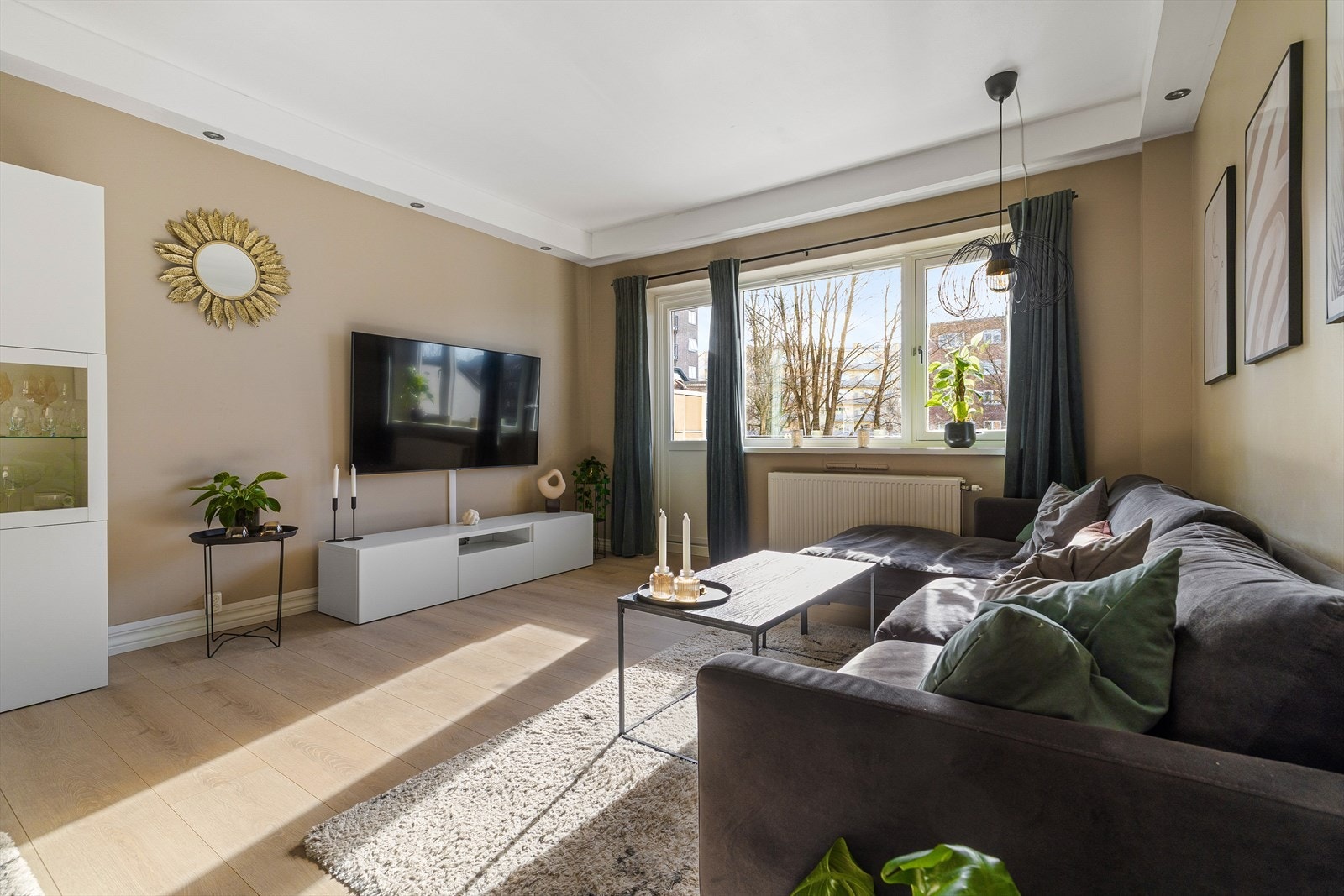 Lys og fin stue med laminatgulv fra 2022 og malte veggflater. God takhøyde på ca. 2,61 meter Galleribilde