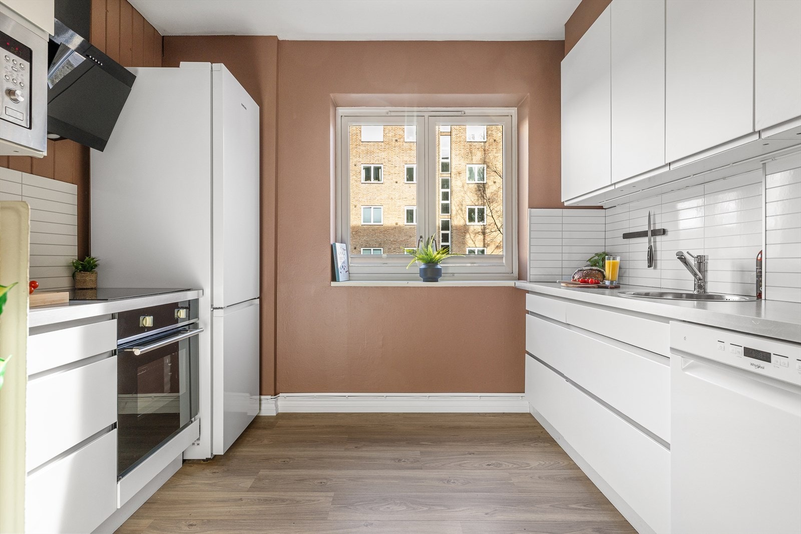 Romslig, separat kjøkken med gode lysforhold og fin romfølelse Galleribilde