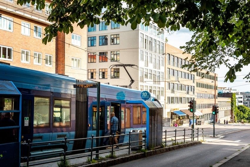 Få minutters gange fra leiligheten har man buss- og trikkestoppet, Rosenhoff (avganger hele døgnet) Galleribilde