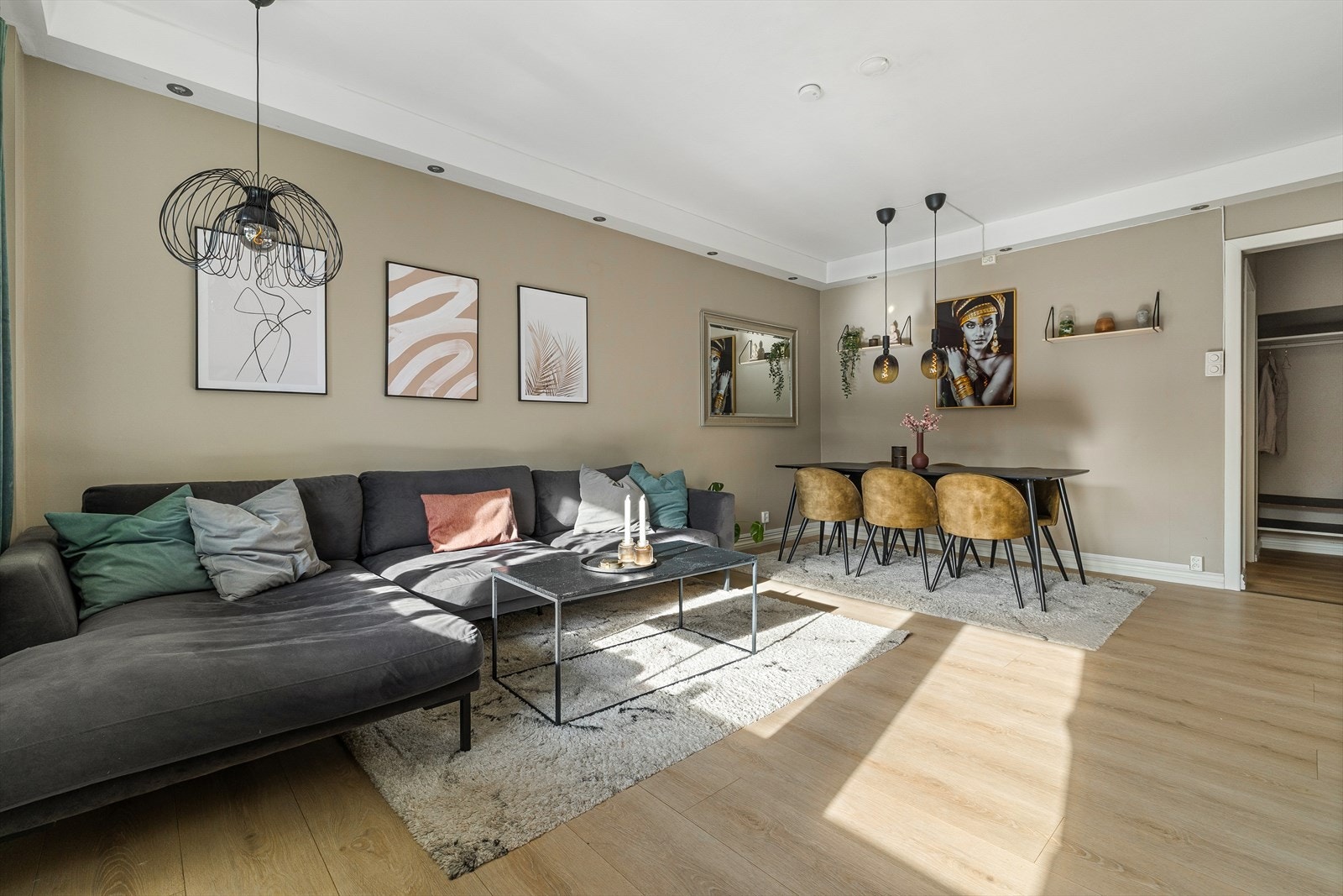 Stuen har gode møbleringsmuligheter for sofagruppe, spisebord, samt medie- og oppbevaringsmøblement Galleribilde