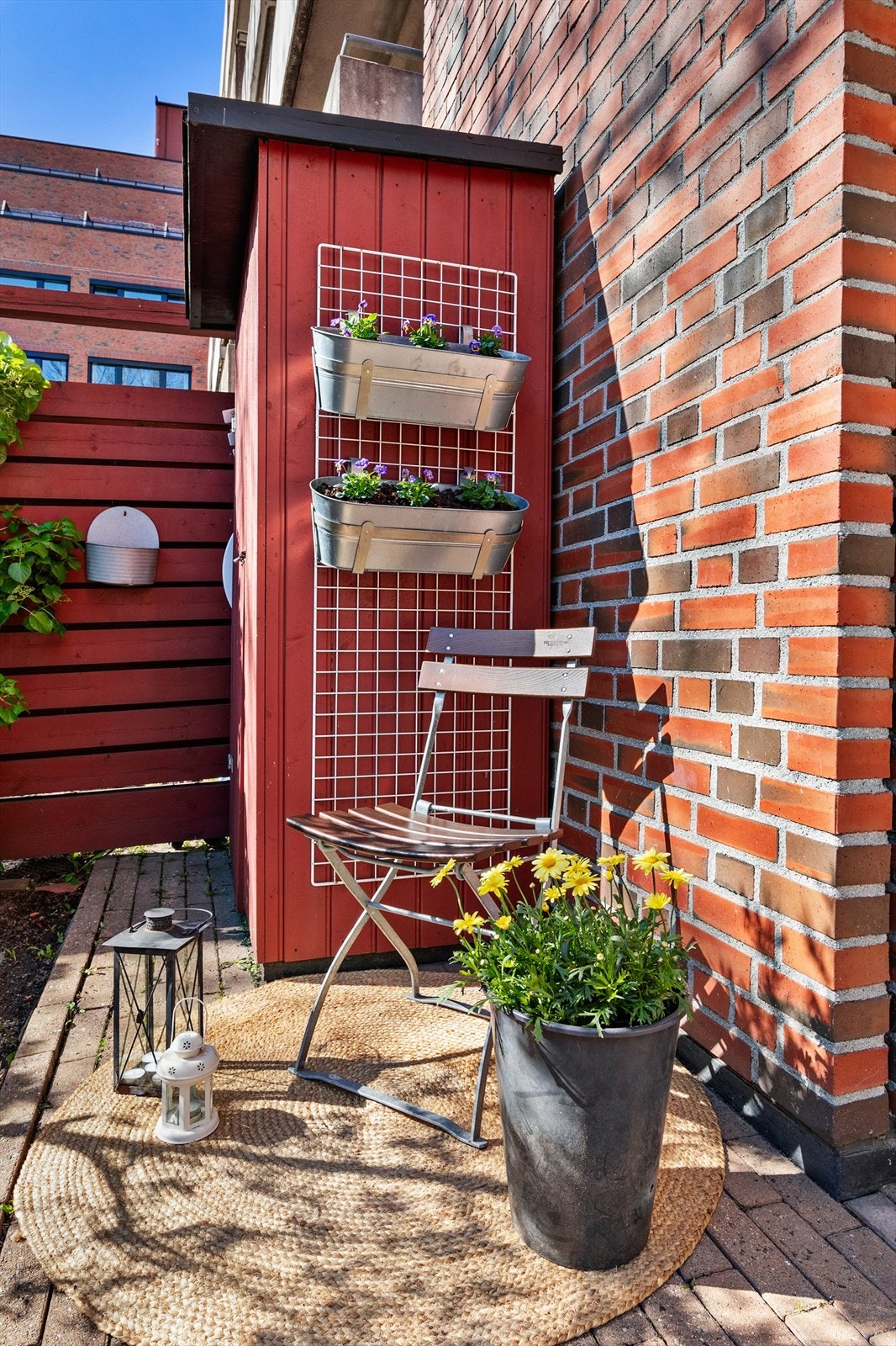 Egen utebod er også oppført, smart for oppbevaring av utemøblement Galleribilde