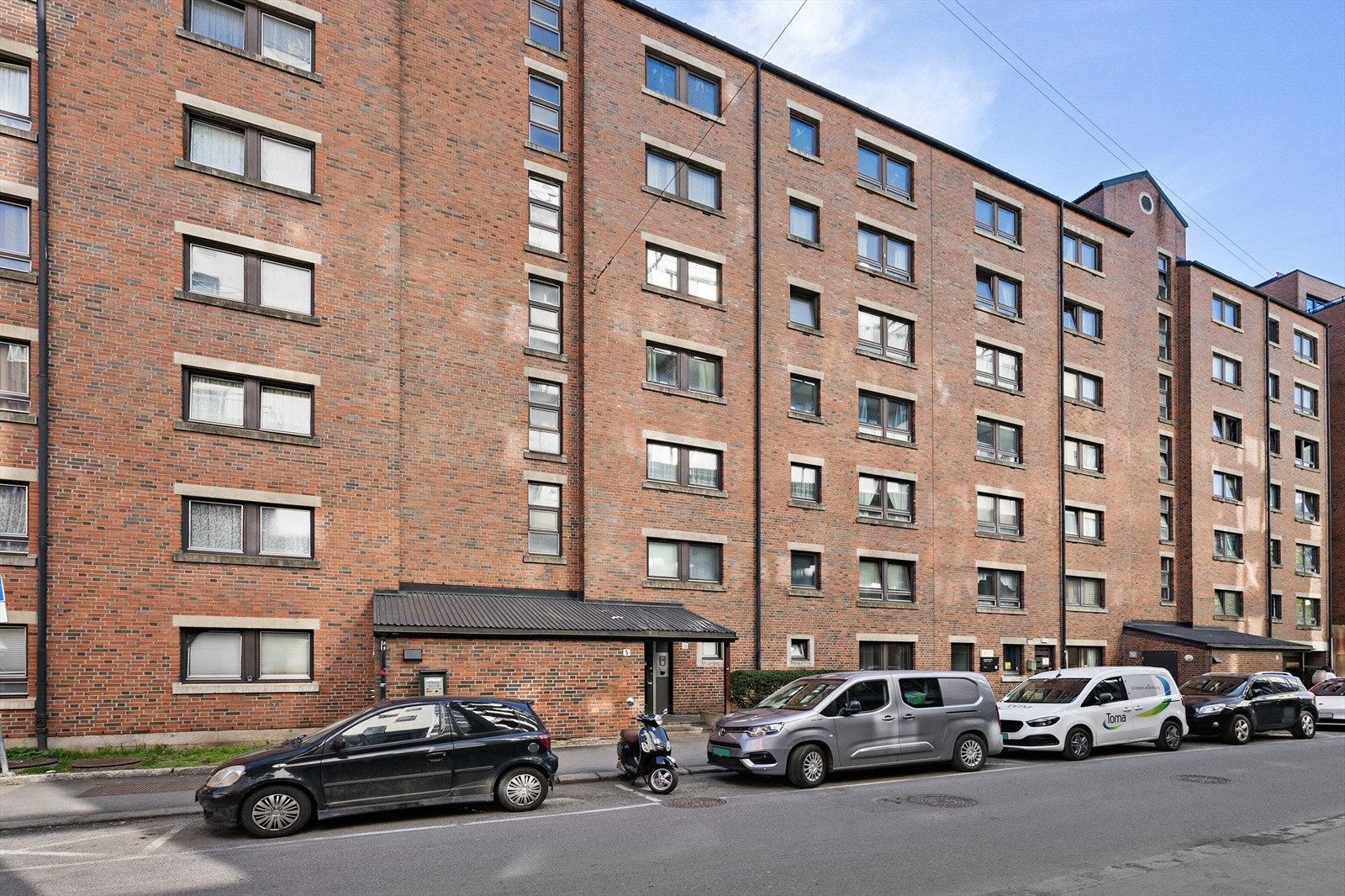 Fasaden fra gateplan. Leiligheten vender kun inn mot gårdsrom Galleribilde