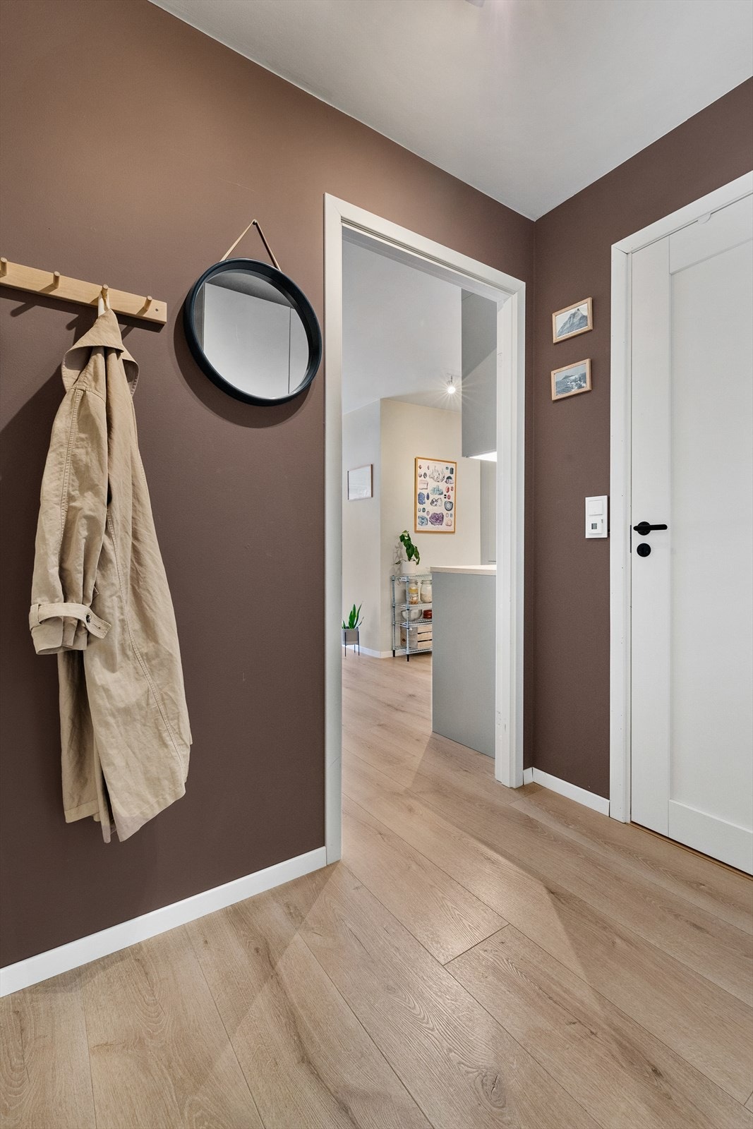 Flytende og terskelløs parkett laminat mellom rommene Galleribilde