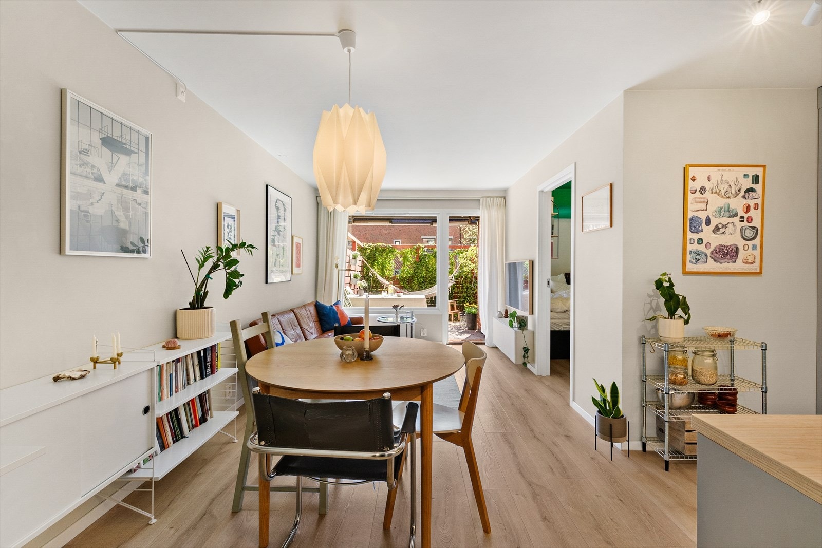 Lys, pen stue med nye slette, malte overflater og nytt gulv fra 2020 Galleribilde