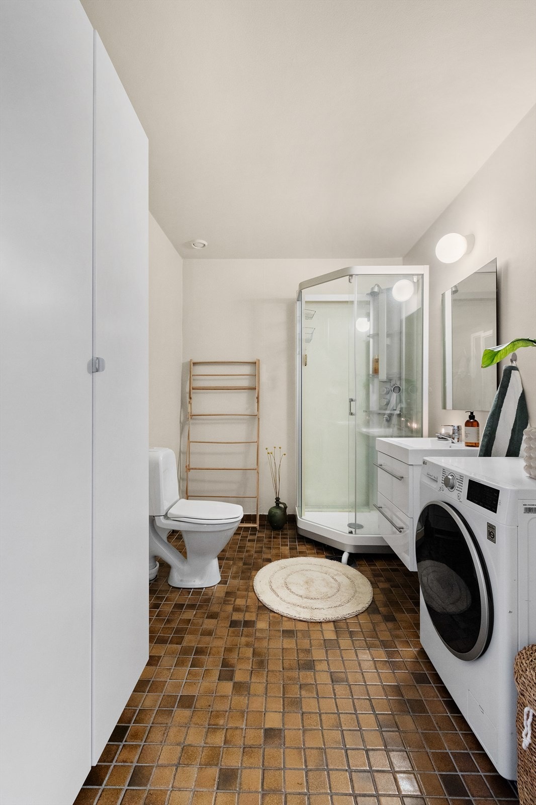 Baderommet er også av god størrelse med plass alt man trenger og mer til Galleribilde