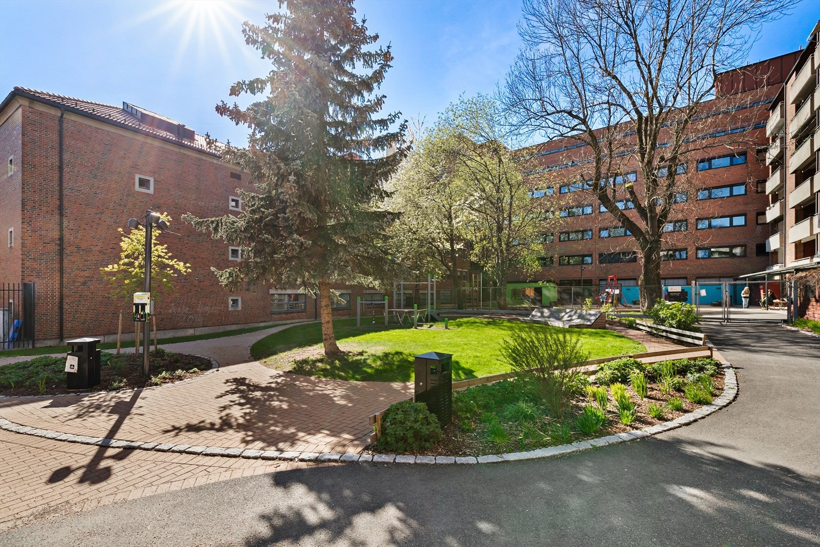 Grønne og fine områder. Barnehage i bakgrunnen her, så ingen "hagenaboer" til leiligheten Galleribilde