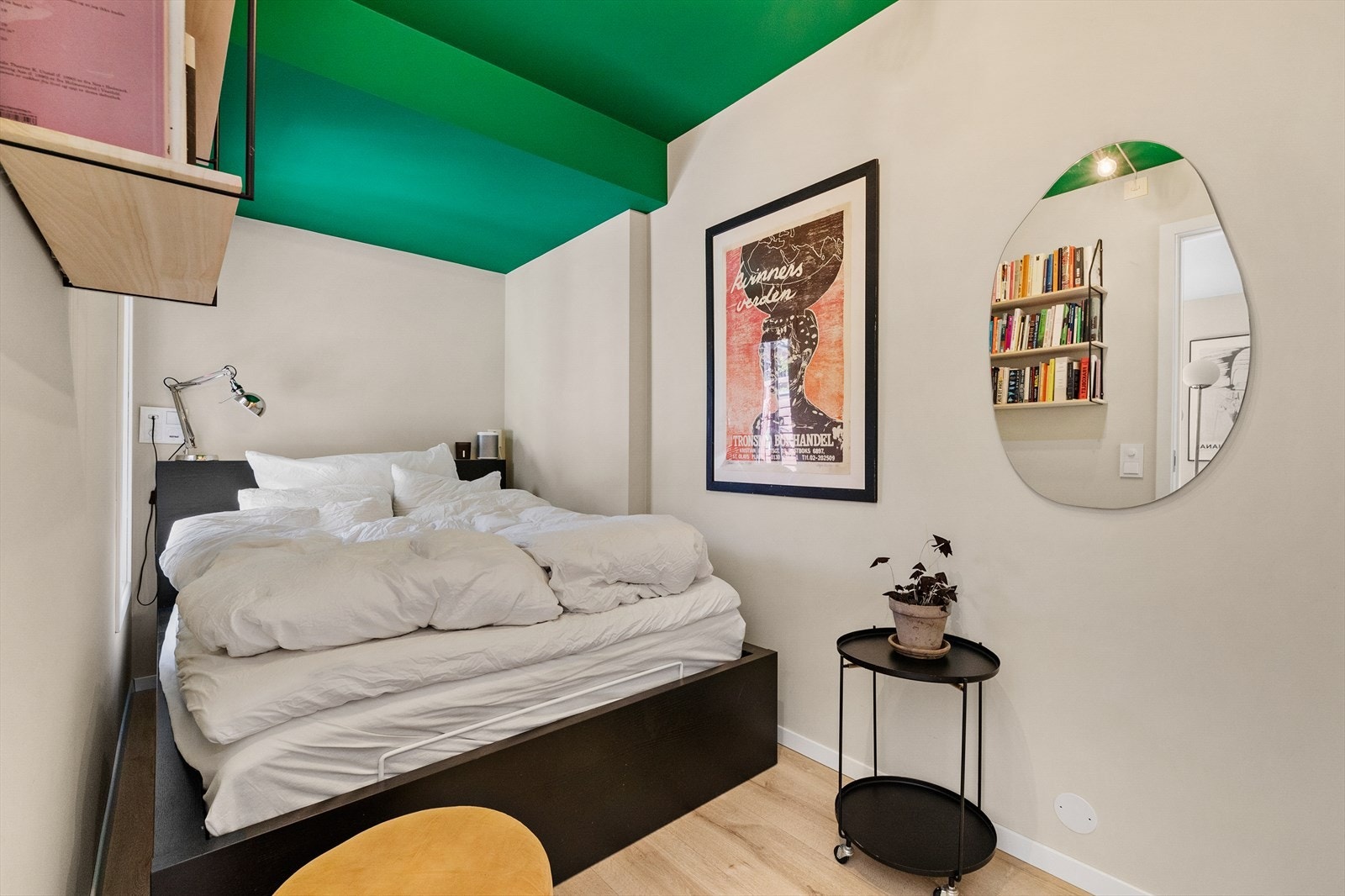 Koselig soverom med plass til dobbelt seng. Merk bl.a. eget mobiluttak rett i vegg Galleribilde