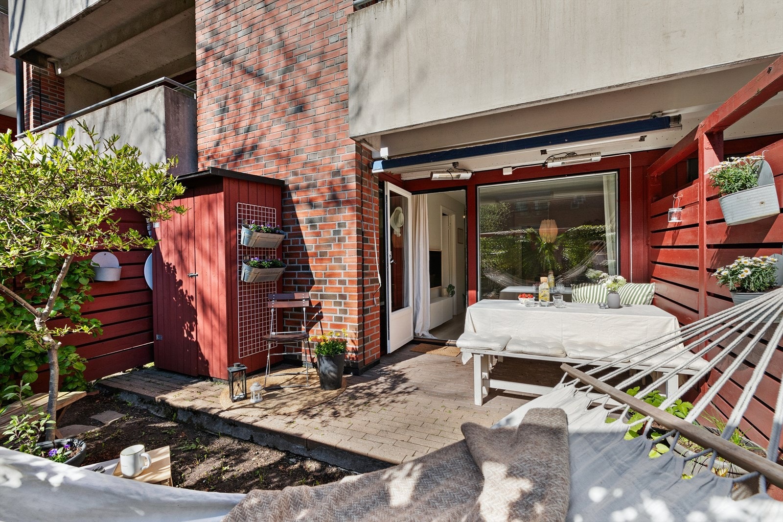 Hagen er solrik og fin med plass til gode møblementer, egen utebod, grill etc. Galleribilde