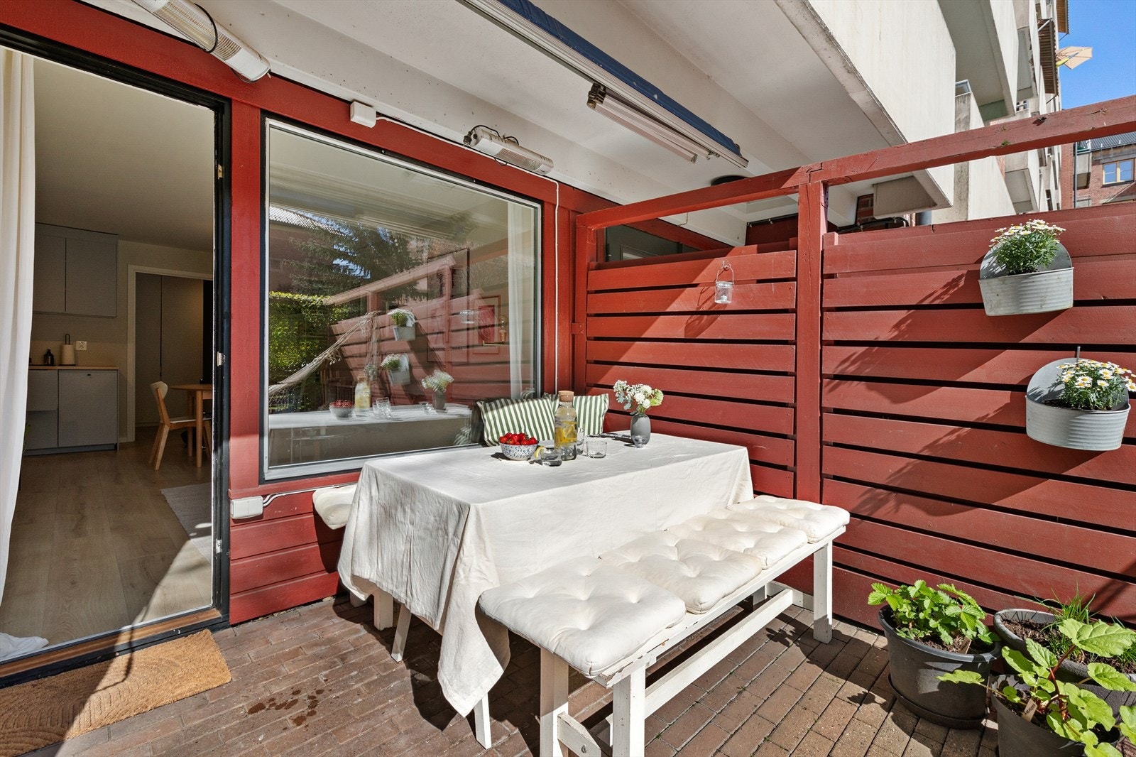 Her dekkes det opp til hyggelige sommermåltider med familie og venner Galleribilde