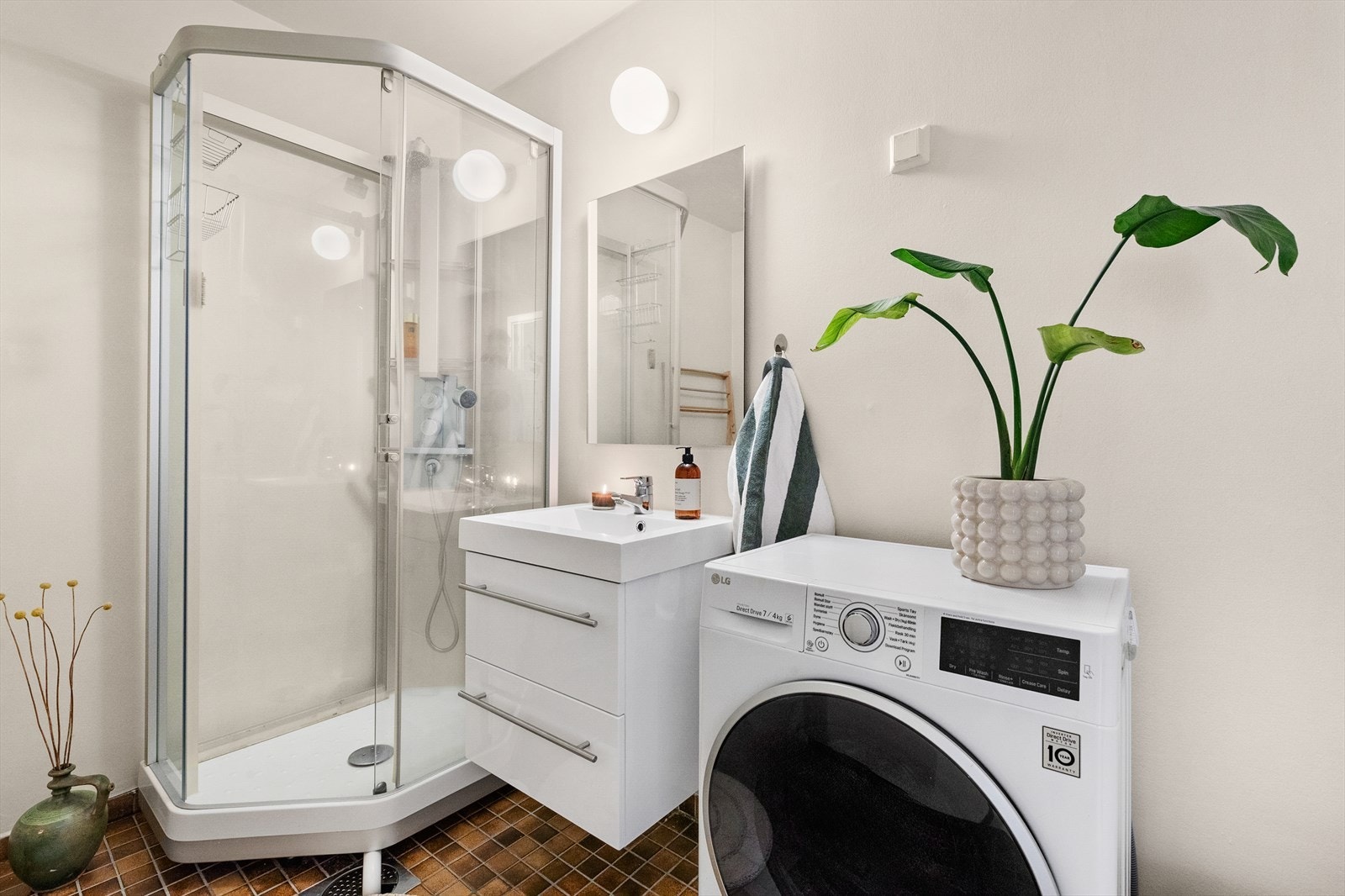 Pent og velholdt baderom med dusjkabinett og flislagt gulv med varmekabler Galleribilde