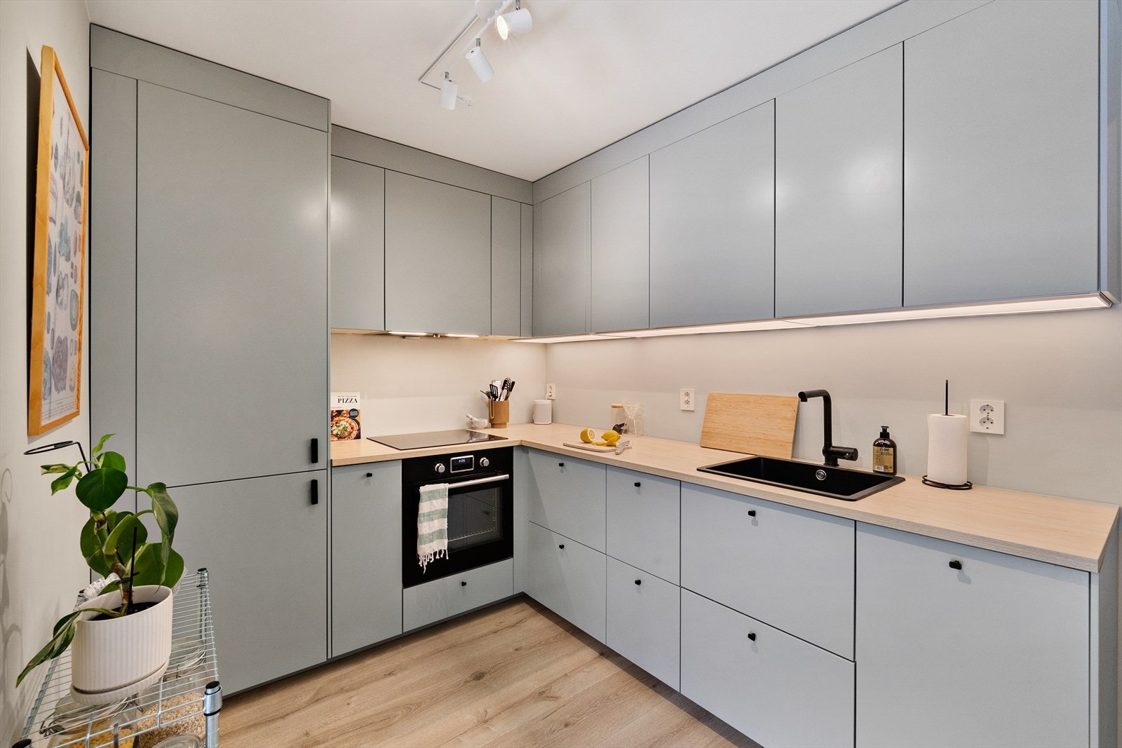 Nytt lekkert, moderne kjøkken i 2020 med masse skap- og benkeplass Galleribilde