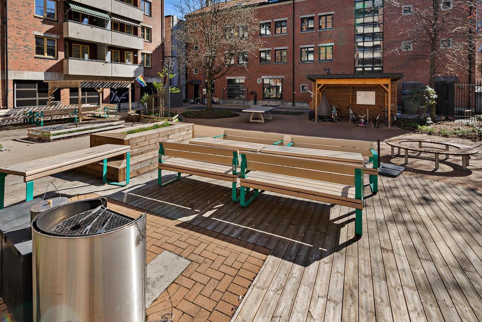 Hyggelig felles gårdsrom med sittegrupper, grill, sykkelparkering m.m. Galleribilde