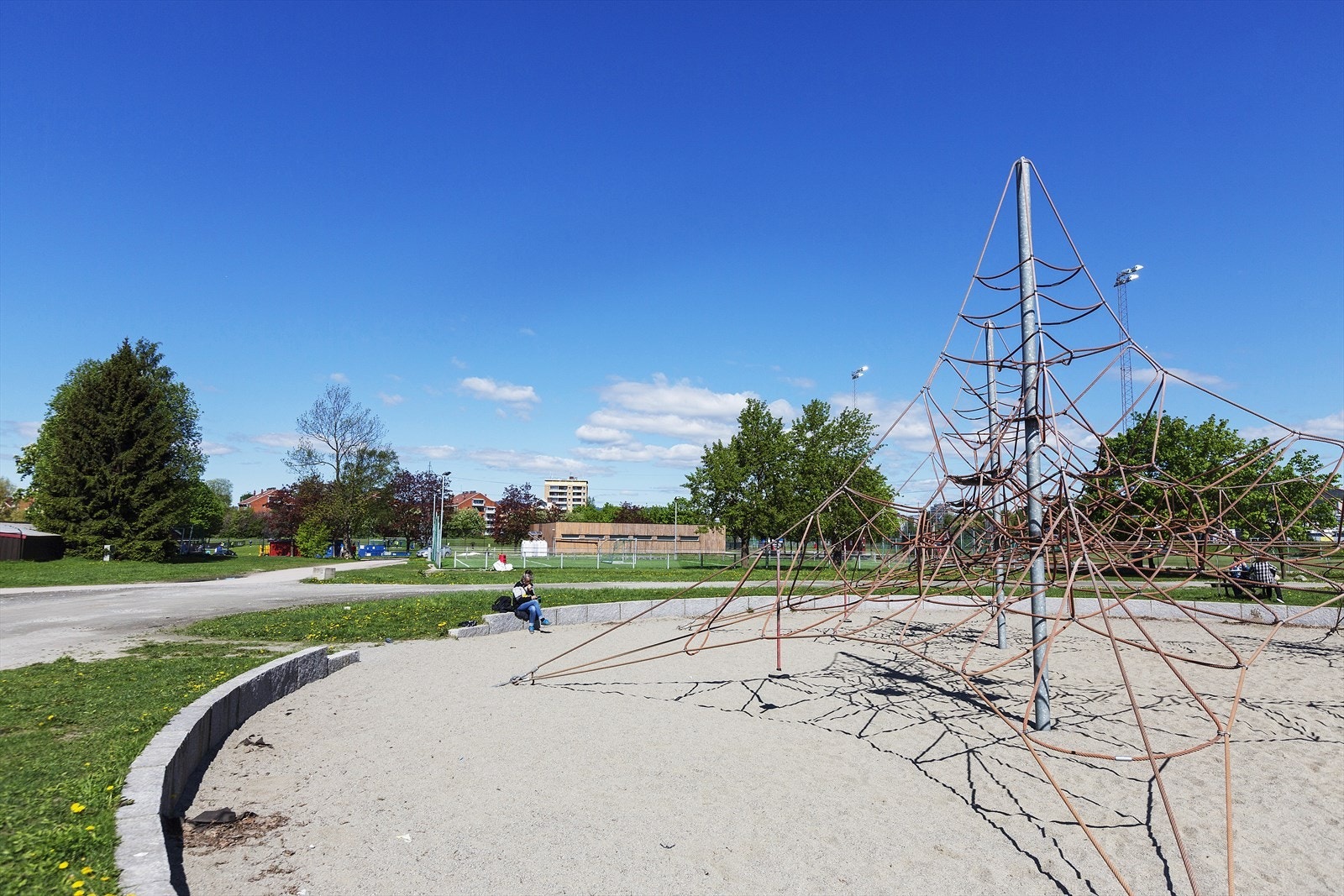 På Valle Hovin Idrettspark finner du fem spilleflater for fotball, en petanquebane og en idrettslekeplass - alt du trenger for en aktiv og morsom dag! Galleribilde