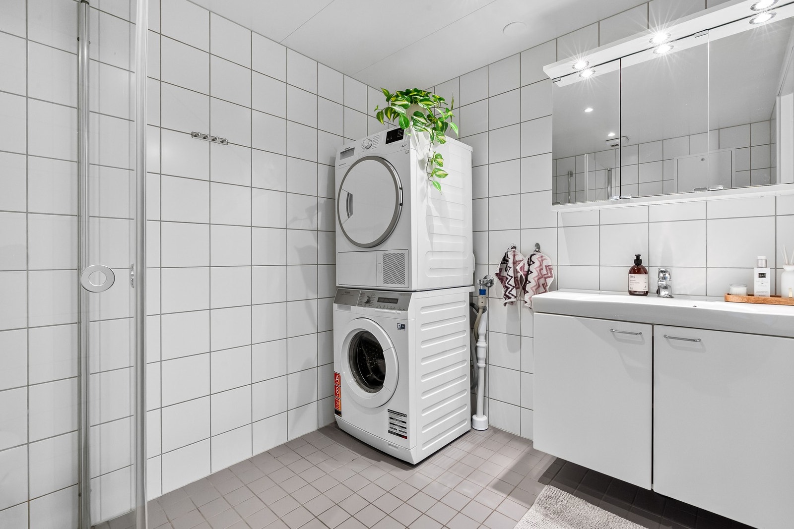 Badet har opplegg for vaskemaskin og tørketrommel. Galleribilde