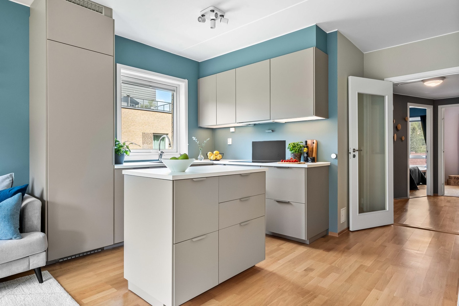 Kjøkkenet ligger i åpen løsning mot stuen, med stilren IKEA-innredning fra 2018. Nåværende eier fikk montert kjøkkenøy i 2024. Galleribilde