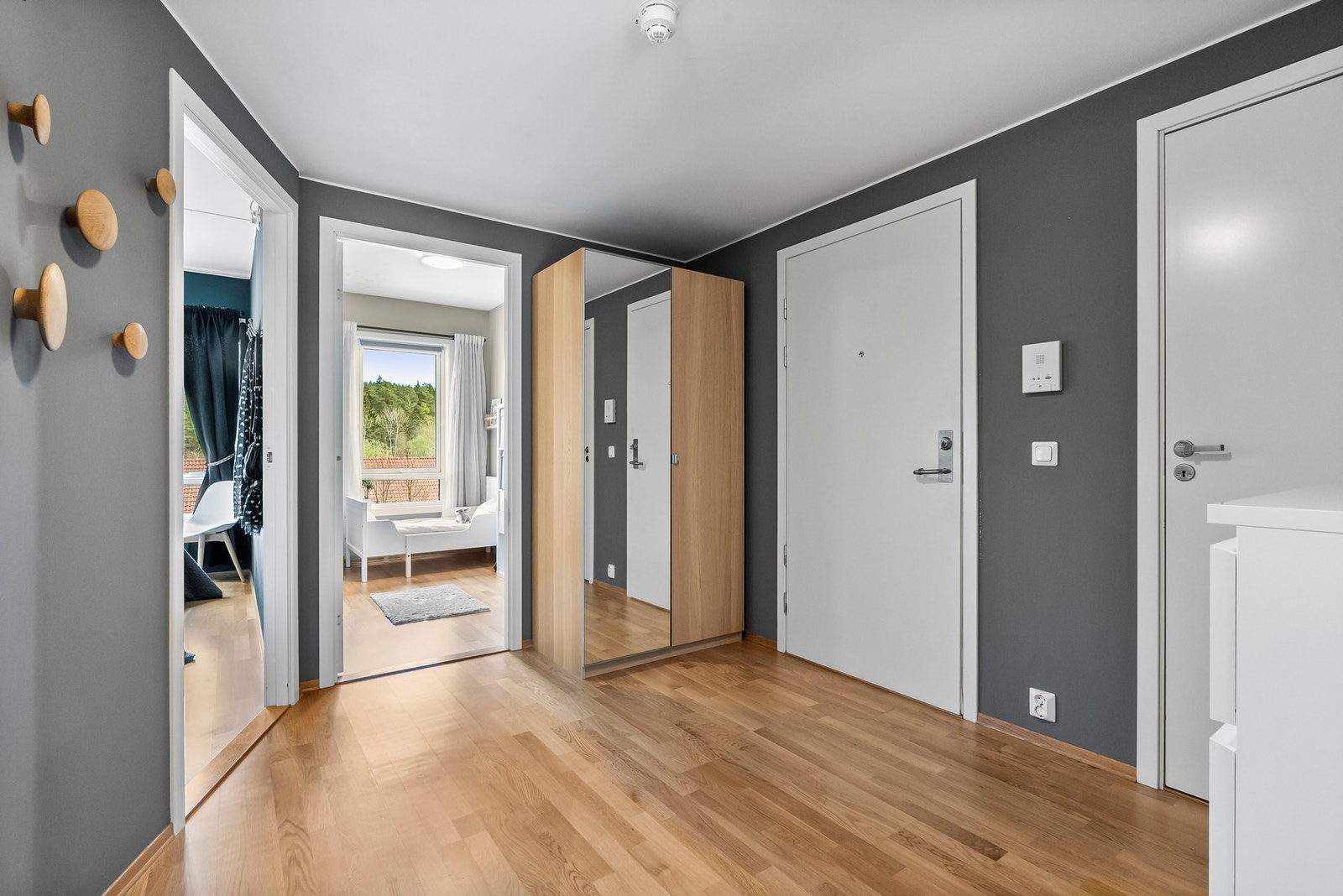 Entreen er svært romslig, og har fin plass til både garderobeskap og kommode for oppbevaring av ytterklær. Galleribilde