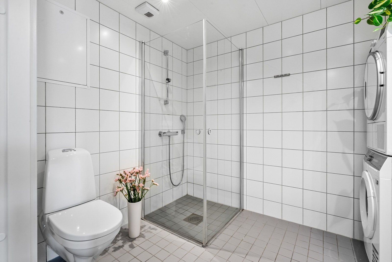 Leiligheten har et pent, flislagt baderom med varme i gulv og downlights i himling. Vegghengt toalett og nedsenket dusjhjørne med innfellbare dører. Galleribilde