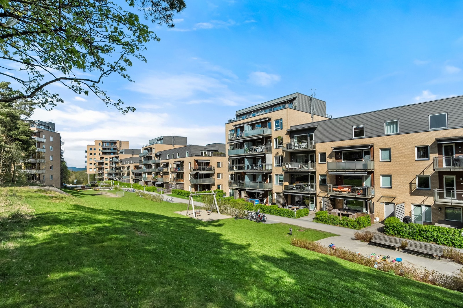 God intern beliggenhet i blokken innerst i borettslaget, lengst bort fra gjesteparkeringen. Galleribilde