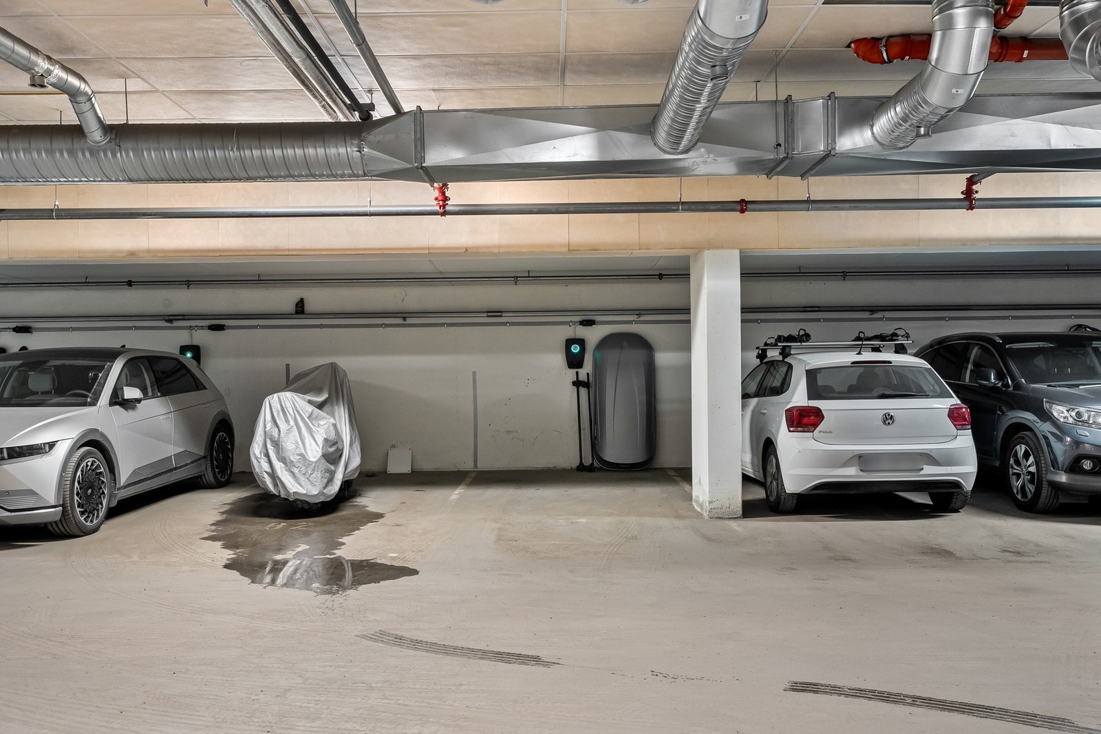 Leiligheten disponerer en parkeringsplass i felles, oppvarmet garasjeanlegg som medfølger. Det er montert lader for el-bil. Heisadkomst fra leilighetsplanet og ned i garasjen. Her er også sportsbod på ca. 5 kvm. Galleribilde