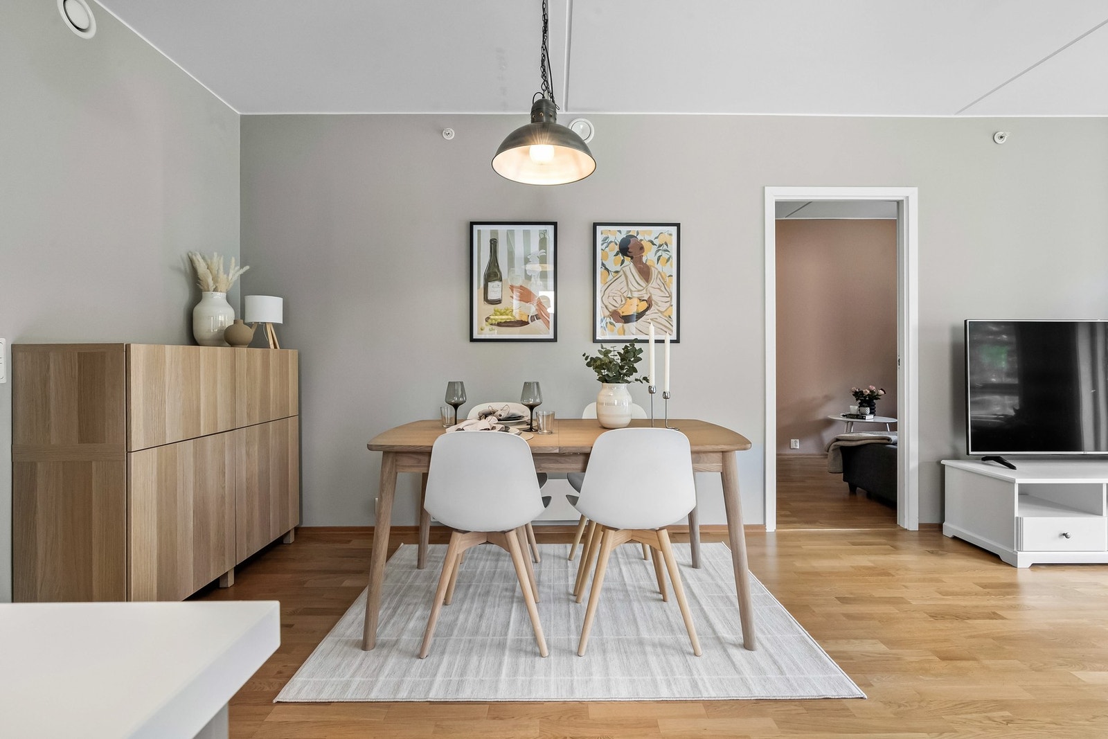 Stuen har egen plass til spisebord, hvor måltidene kan nytes i hyggelig lag. Galleribilde