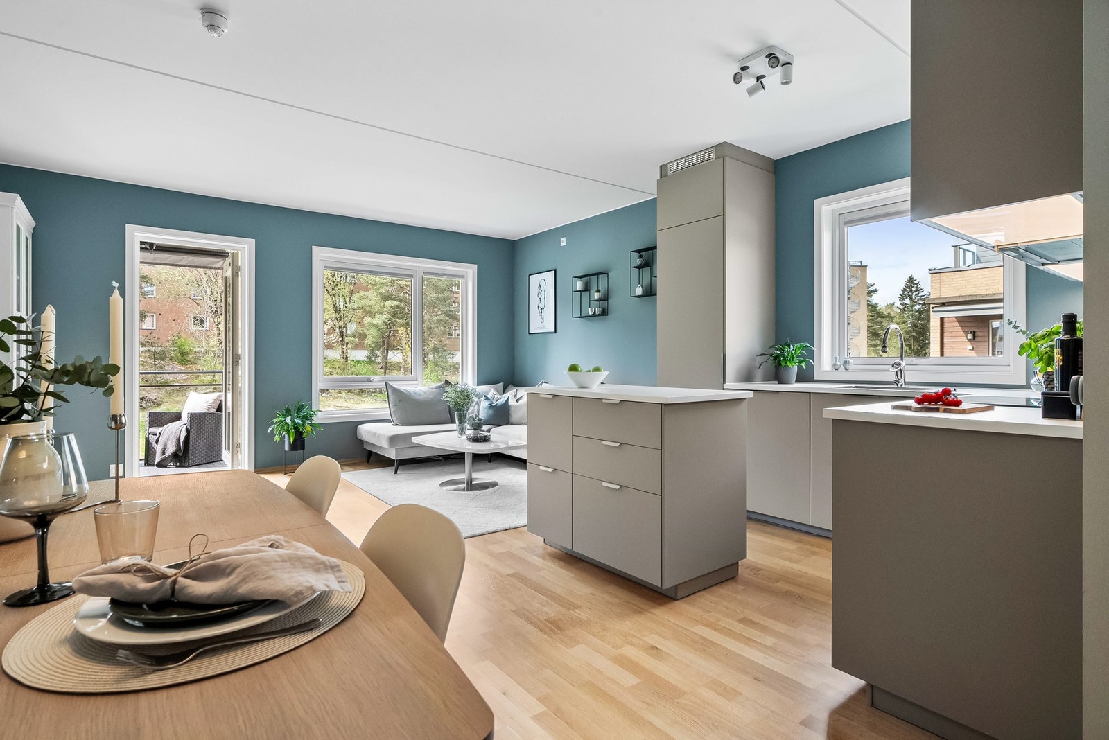 En lys og delikat endeleilighet i 4.etasje, med heisadkomst. Leiligheten sto ny i 2015 og holder en moderne standard. Galleribilde