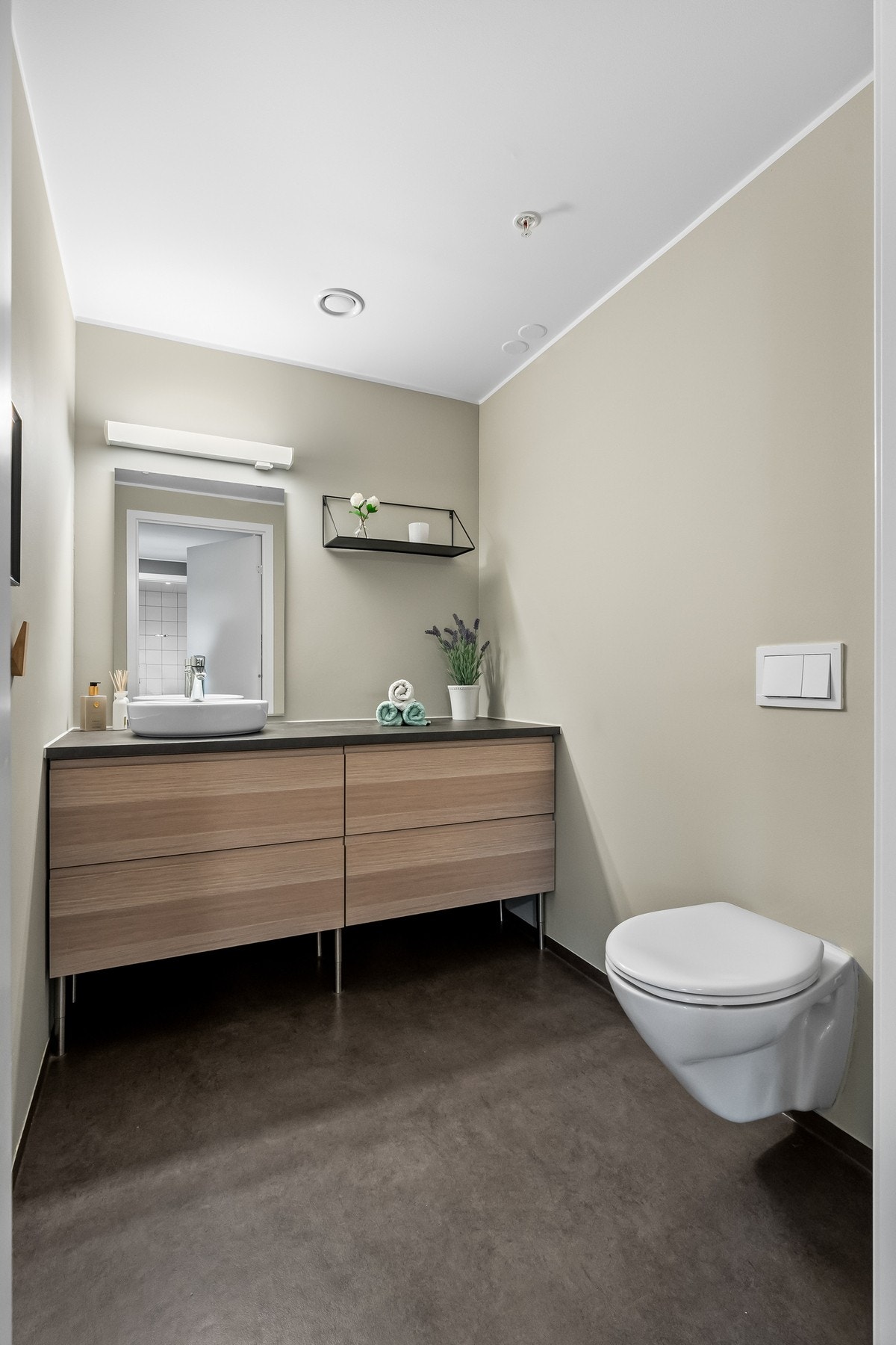 I tilknytning til entreen har leiligheten et delikat og praktisk gjestetoalett. Moderne innredning fra 2019. Galleribilde