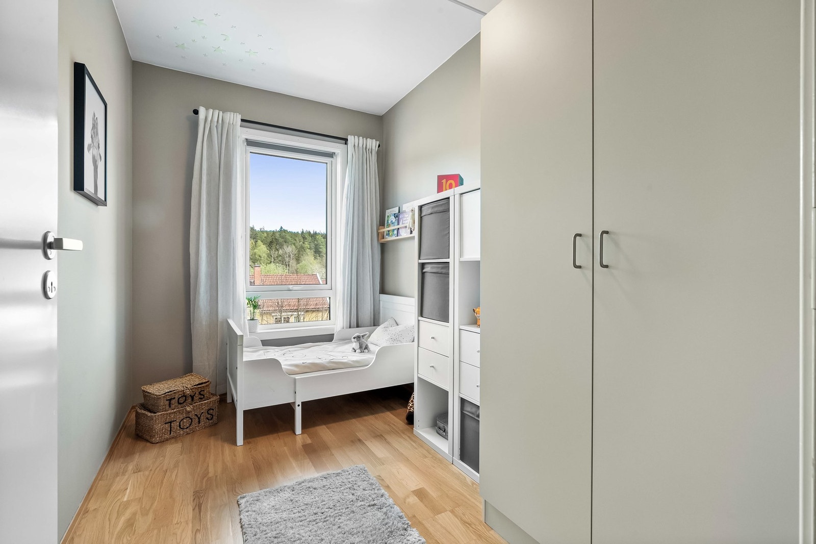 Soverom 2 passer perfekt som barnerom. Rommet er innredet med seng, hyller og garderobeskap. I tillegg gulvplass for lek. Galleribilde