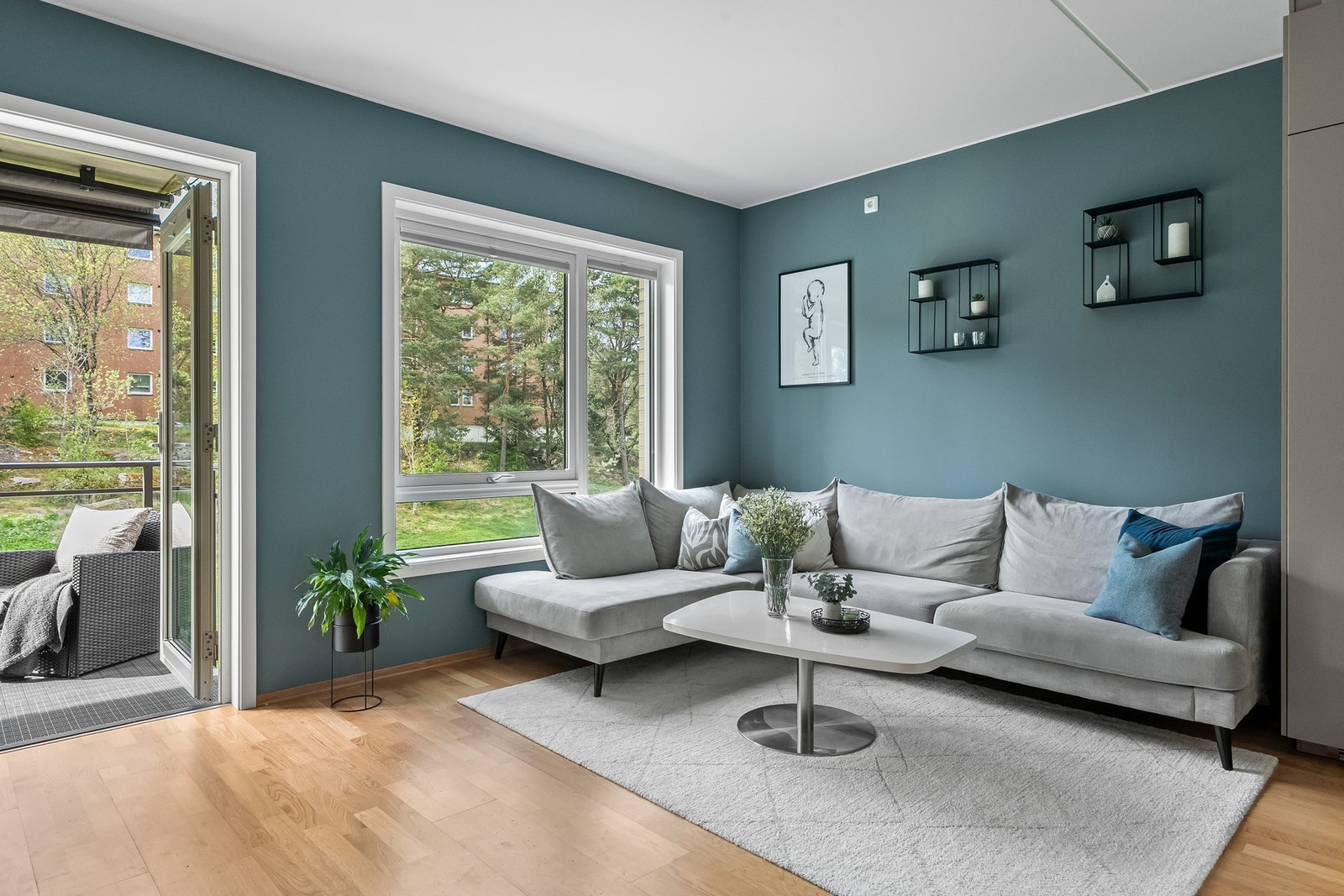 Leiligheten har gode vindusflater, som gir rikelig med naturlig lysinnslipp. Sammen med takhøyden i stuen på ca. 2,59 m, gir dette en god romfølelse. Galleribilde