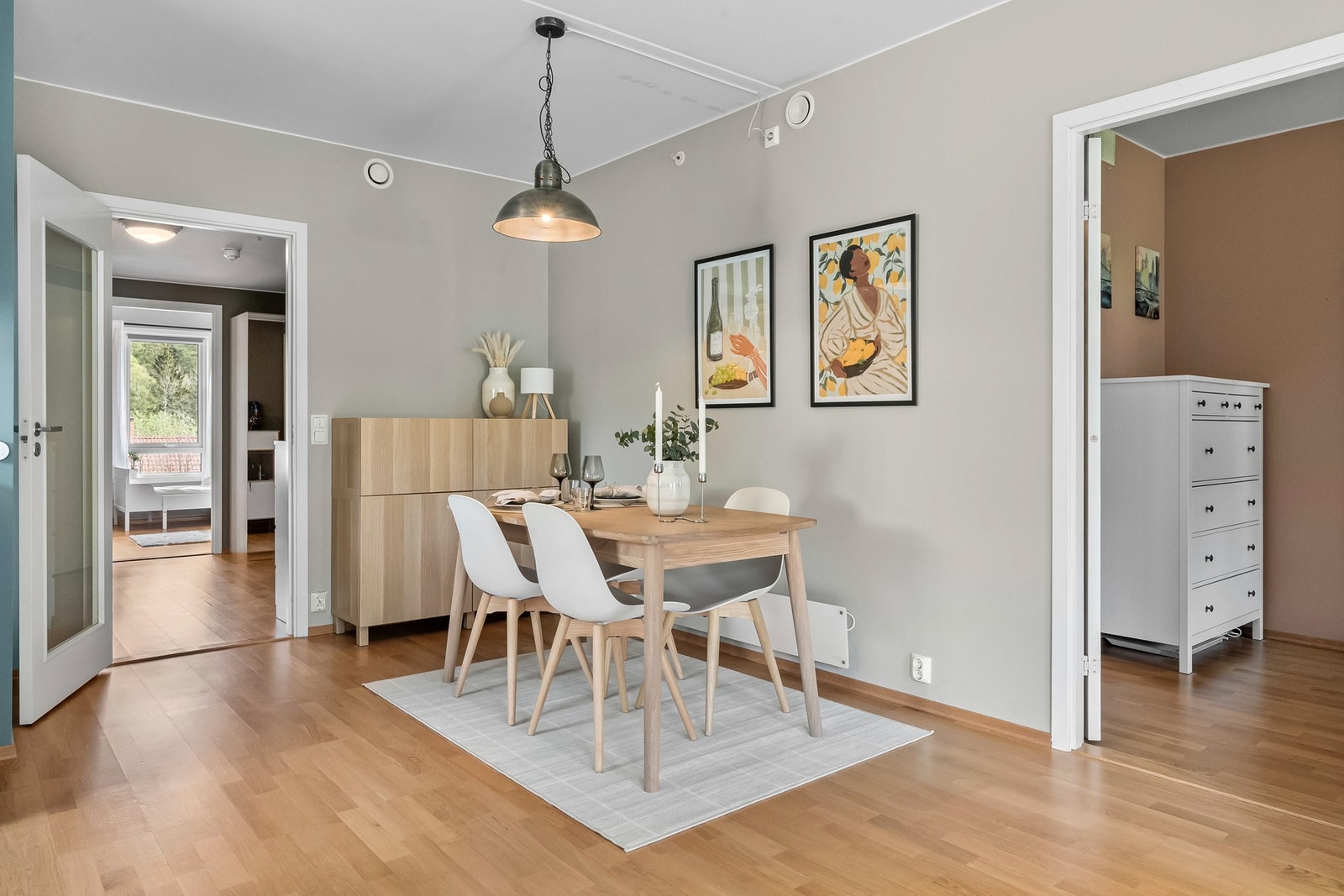 Fra stuen går vi videre til entreen. Galleribilde