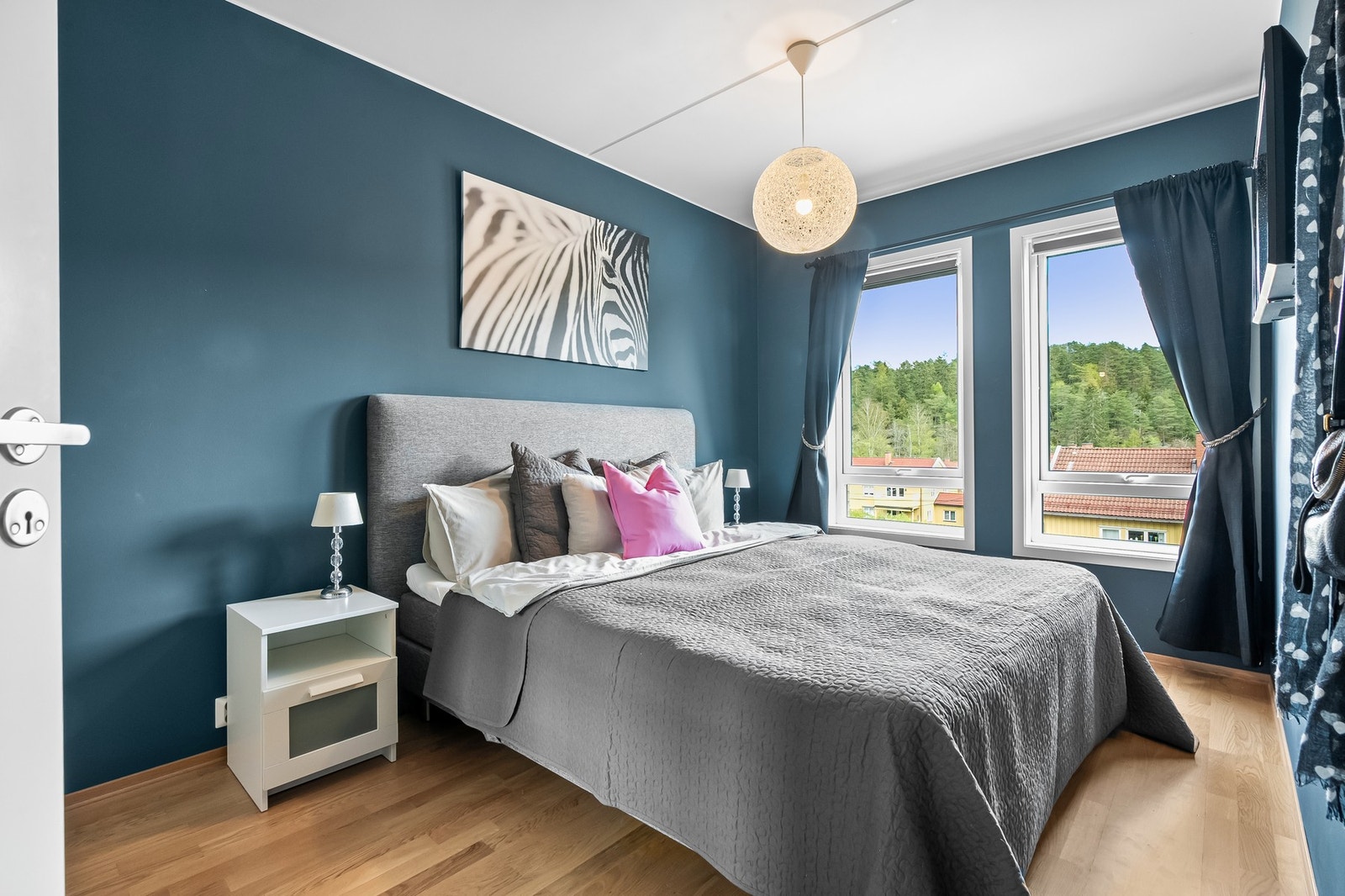 Leiligheten har tre pene soverom, med trestavs eikeparkett og veggflater malt i moderne fargetoner. Galleribilde